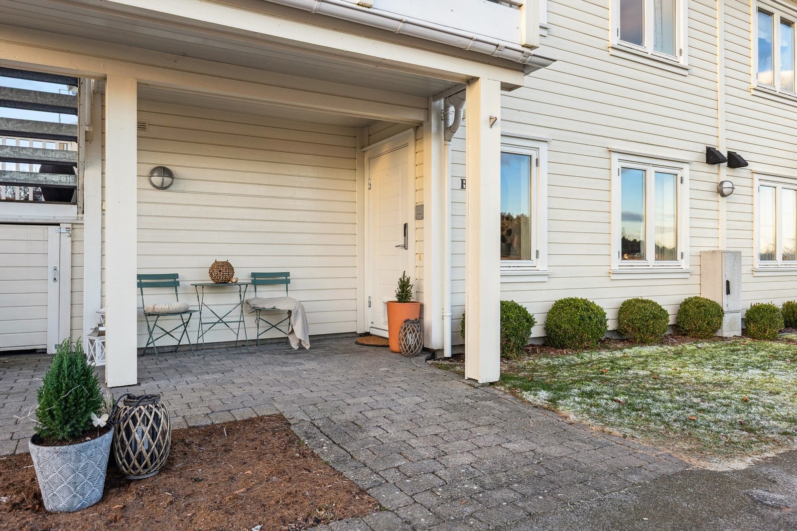 Leiligheten har adkomst fra overbygd inngangsparti med plass til en sittegruppe. Galleribilde