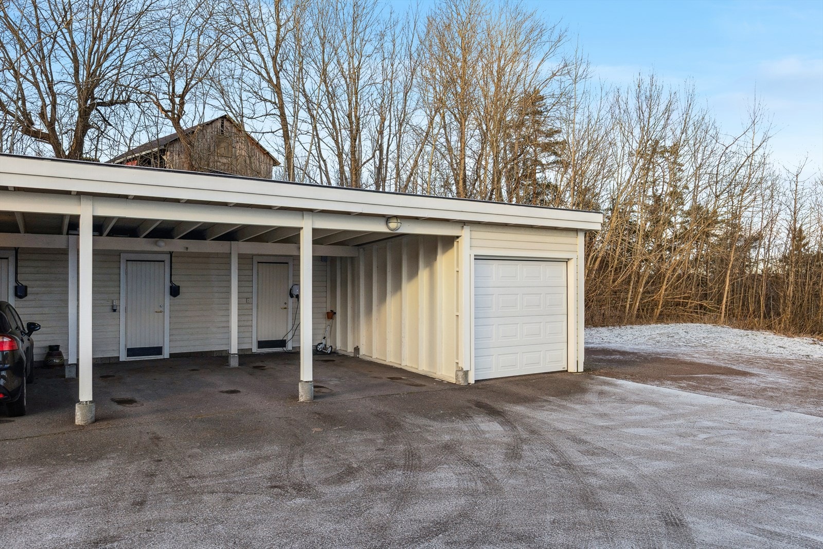 Parkering i carport. Tilhørende bod bak. Galleribilde