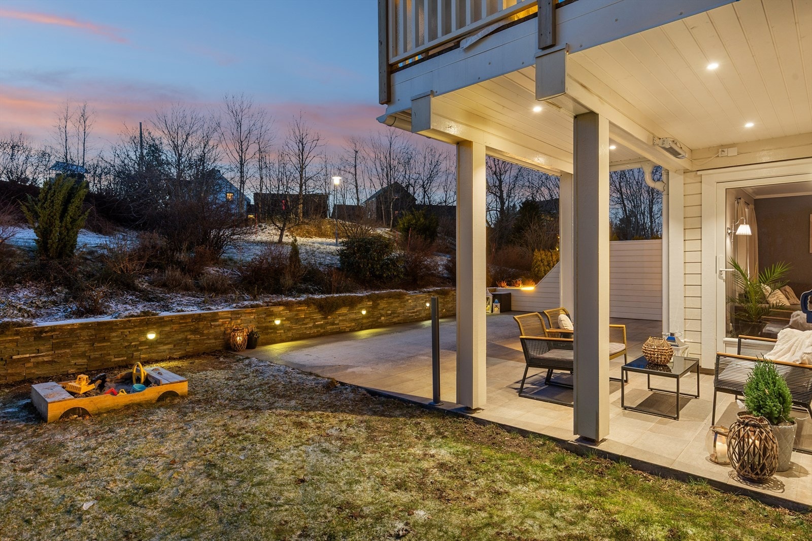 Denne boligen disponerer egen tomt som er flott opparbeidet og beplantet. Galleribilde