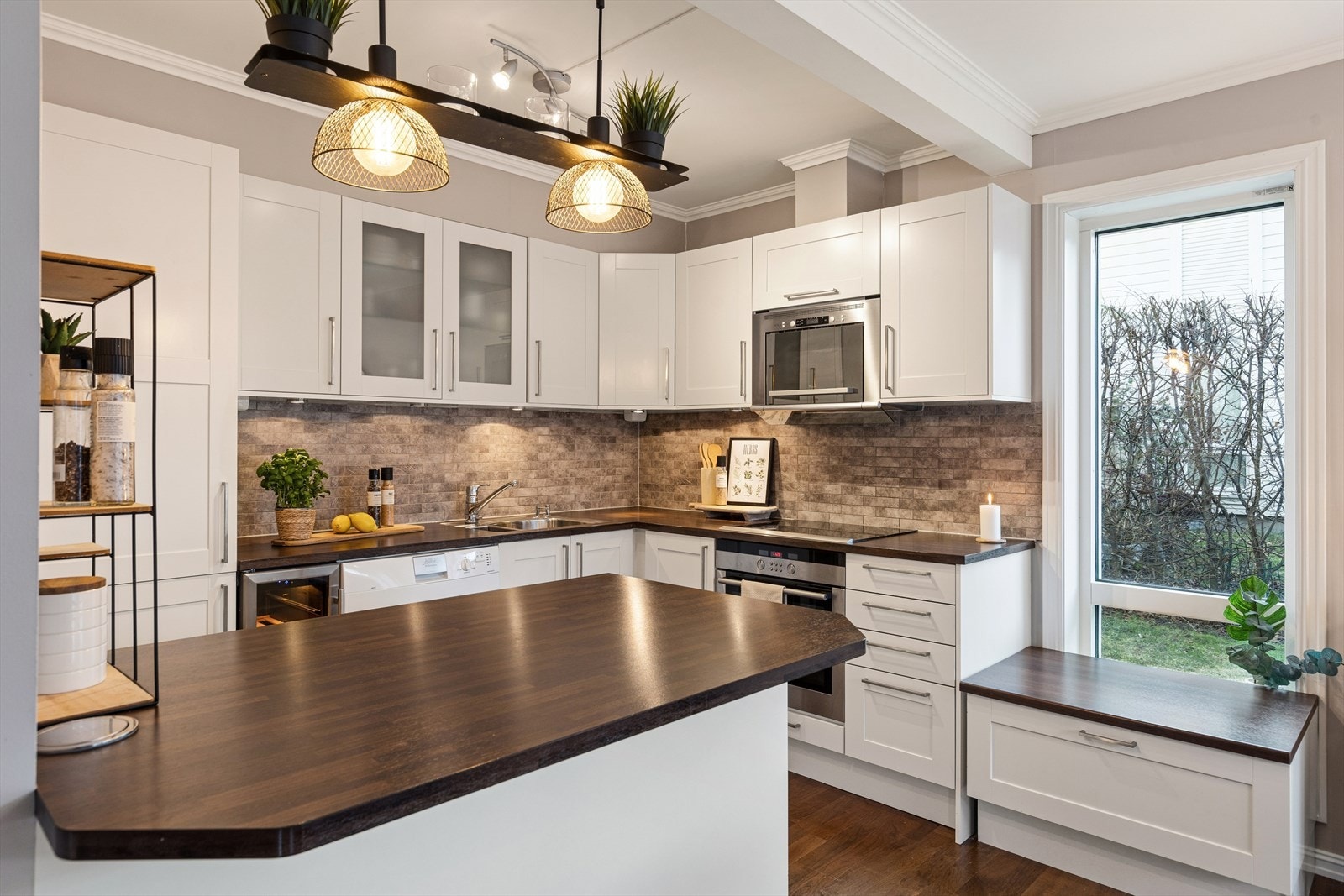 Kjøkkeninnredning med mye skap- og benkeplass. Galleribilde