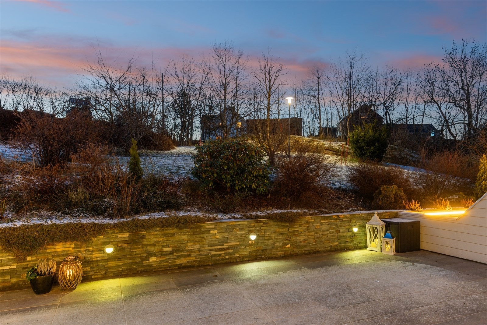 På sommeren vil busker, trær og hekken hindre innsyn på uteplassen. Galleribilde