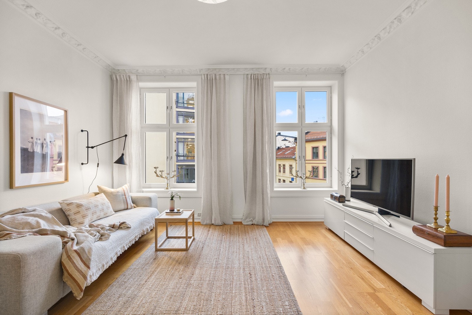 Store vindusflater i kombinasjon med generøs takhøyde, gir mye lys og rommet oppleves som luftig Galleribilde