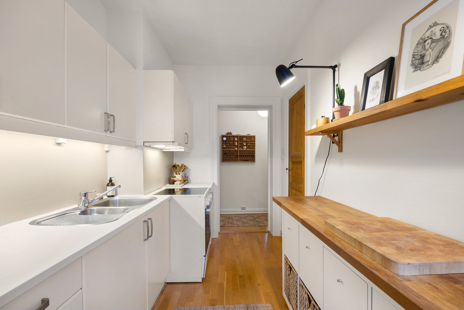 Rikelig med skap og benkeplass Galleribilde