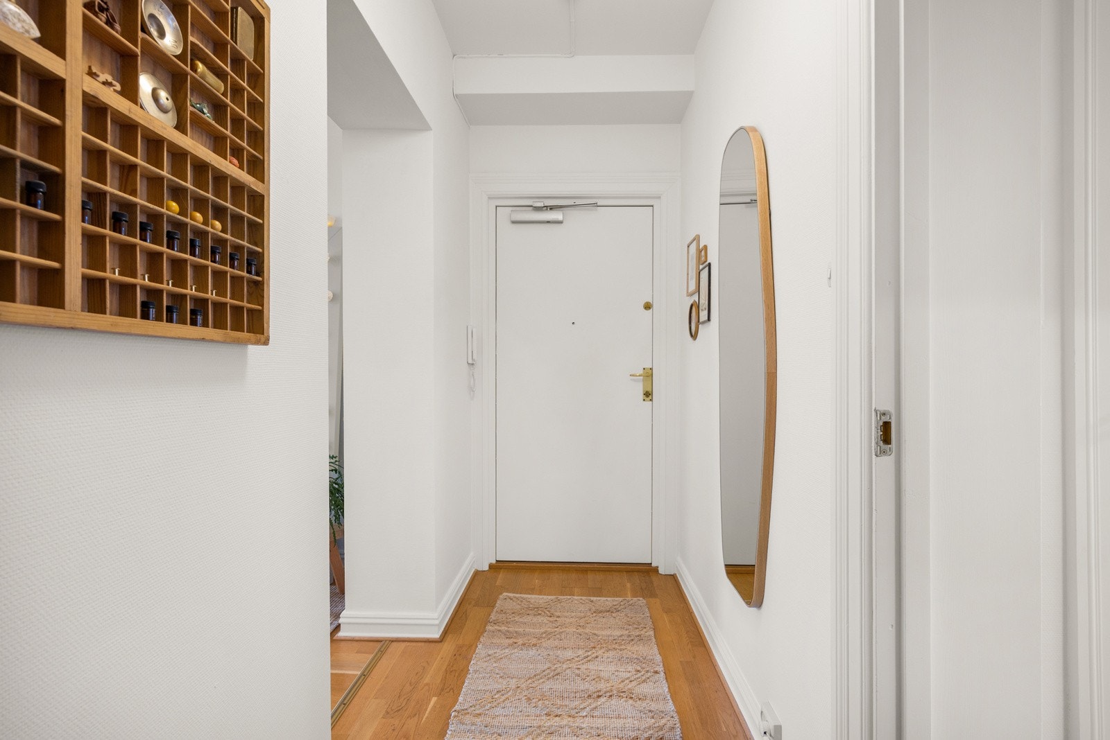 God plass til oppbevaring av sko og yttertøy samt ytterlig lagring Galleribilde