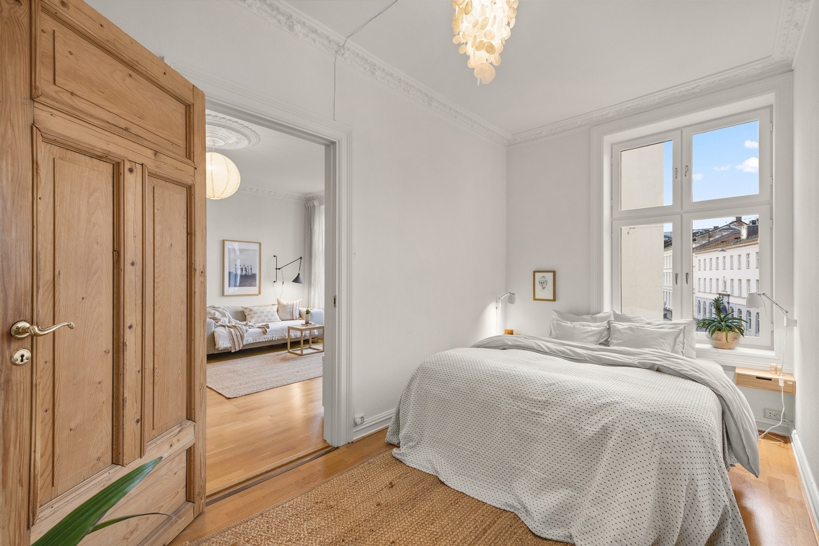 Lyst og luftig soverom med rikelig oppbevaringsmuligheter. Galleribilde