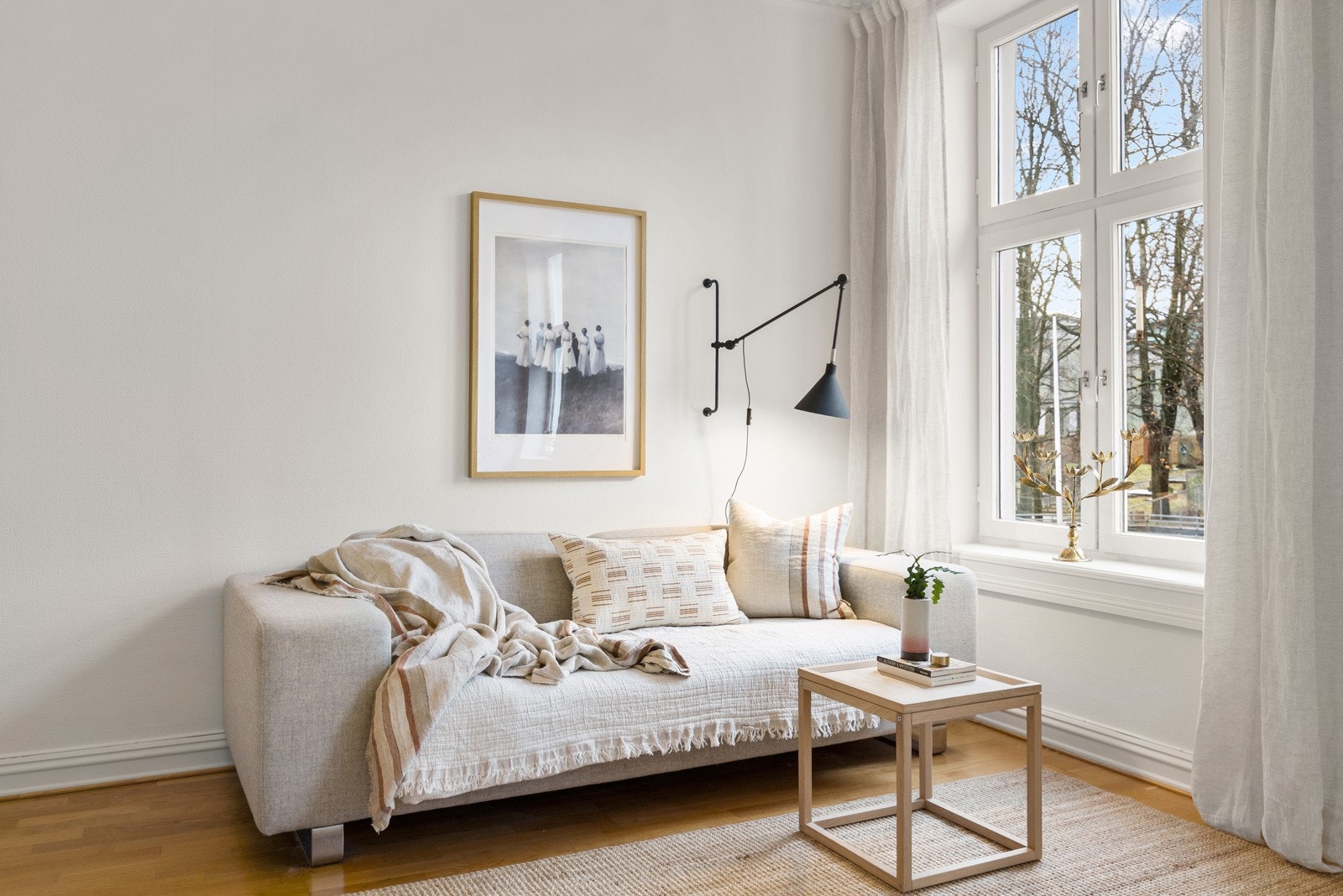 God plass til sofa og øvrig møblement Galleribilde