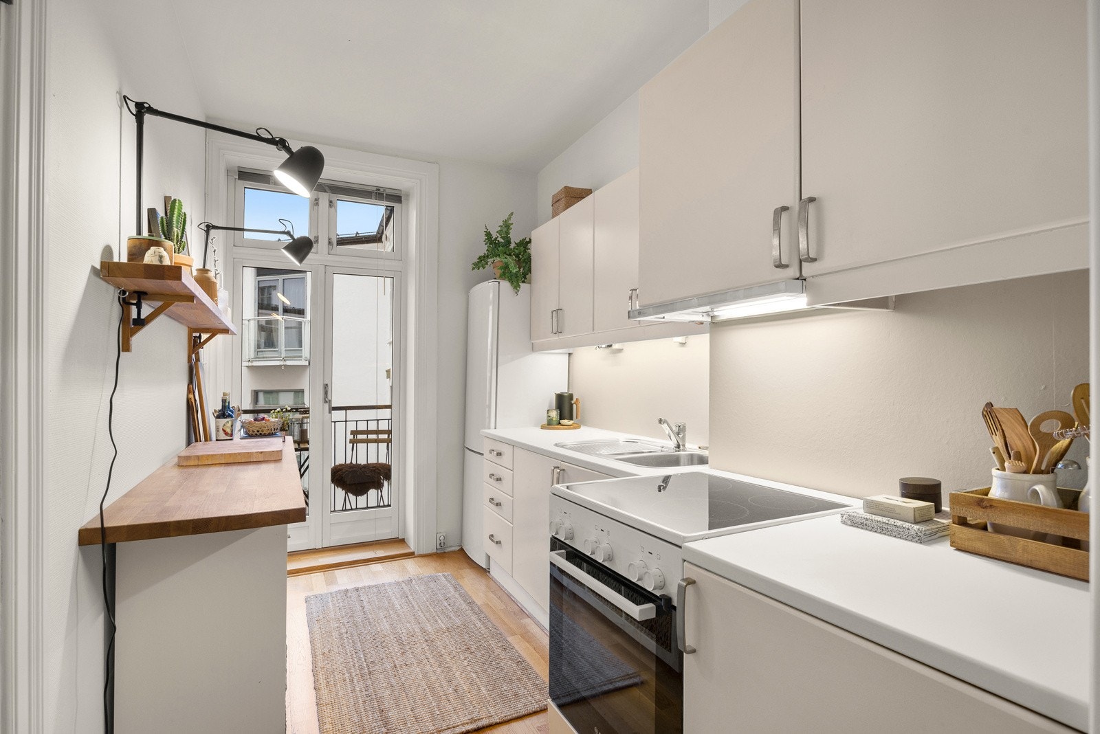 Praktisk kjøkken med lyse fronter Galleribilde