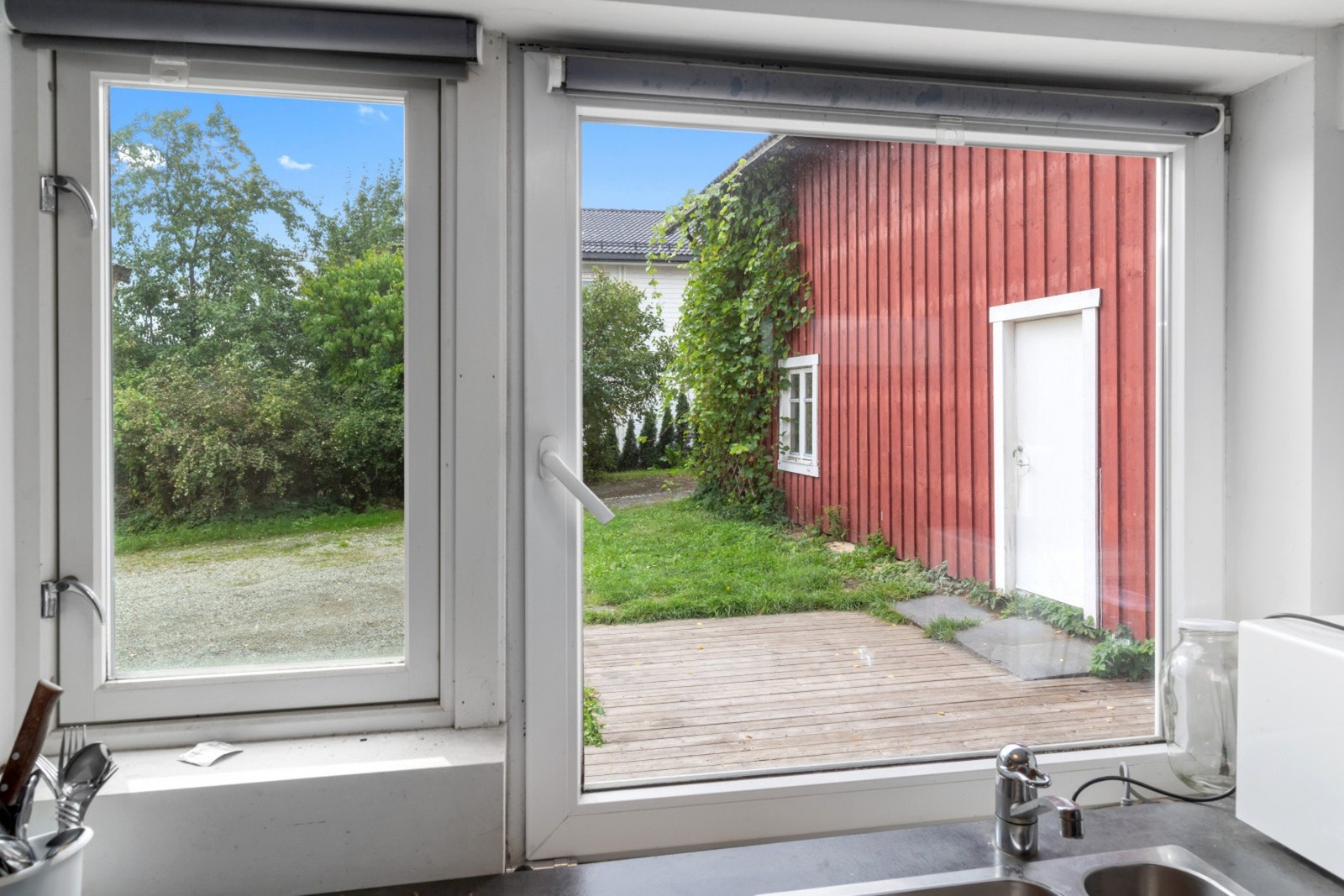 Utsikt fra kjøkkenvindu. Leiligheten har også egen platting på 26 kvm Galleribilde