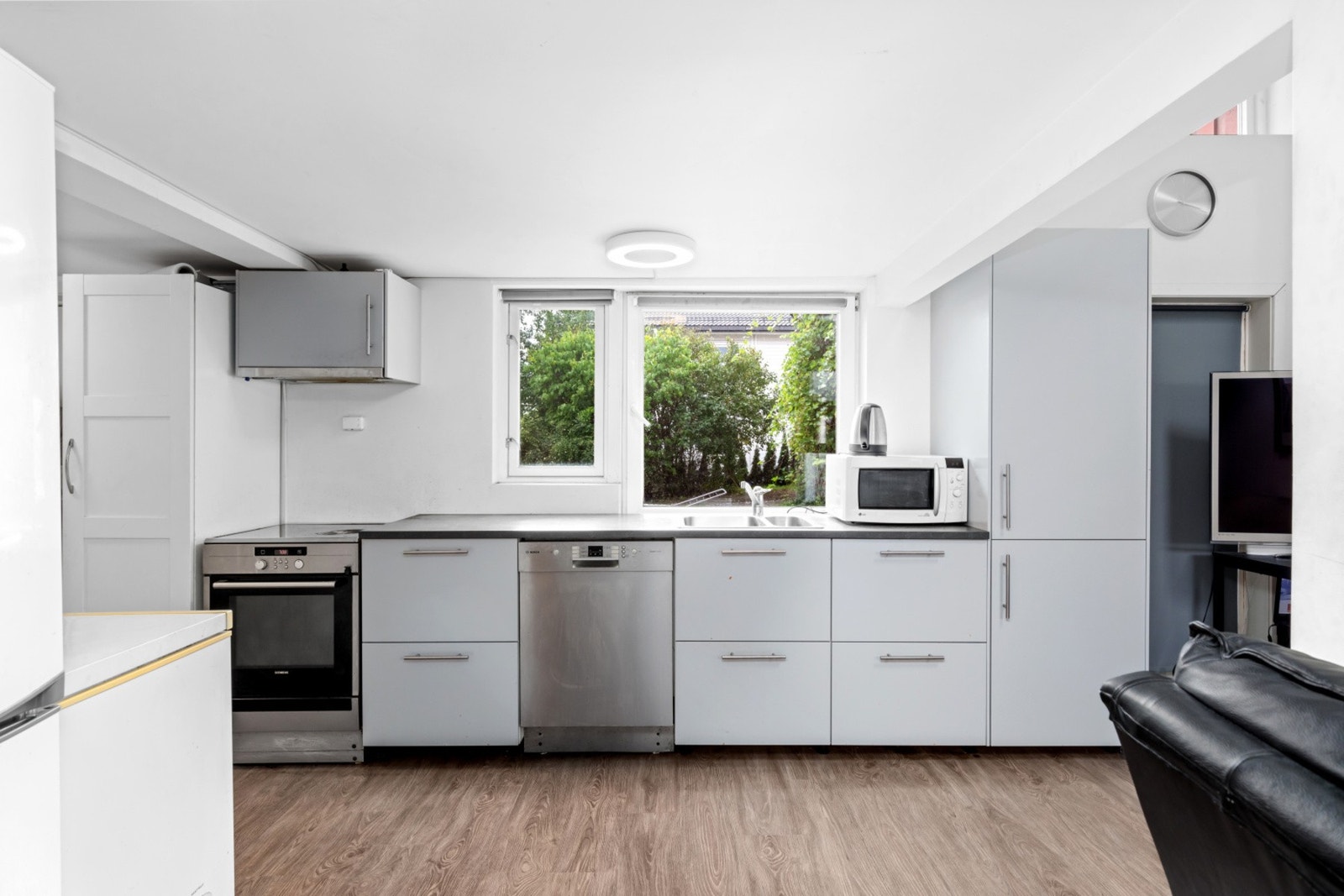 Åpen kjøkkenløsning med god skapplass Galleribilde