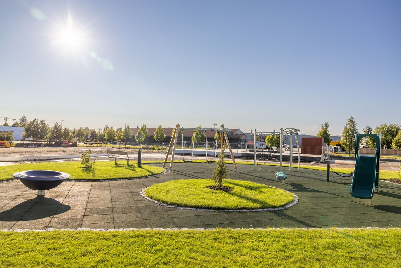 Kanalparken byr på attraktive grøntarealer og det legges stor vekt på pent opparbeidede uteområder i parken. Galleribilde