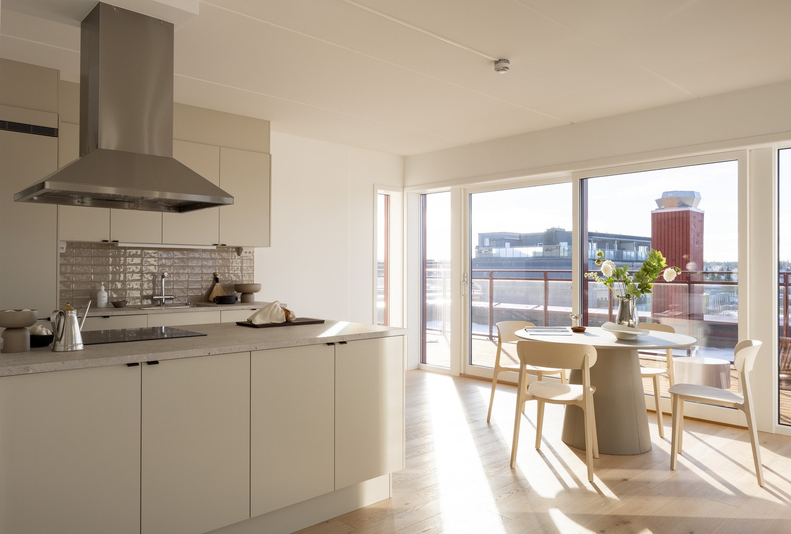 Stilrent Sigdal kjøkken med lyse fronter. Galleribilde