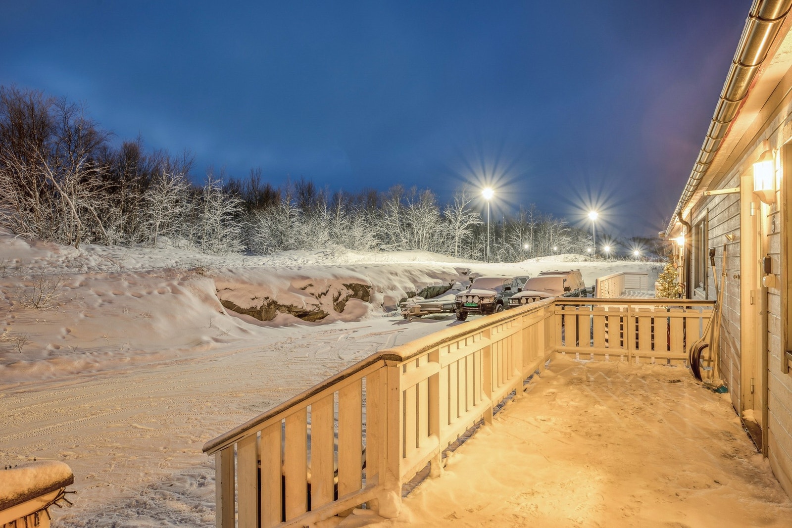 Det er opparbeidet solrik terrasse ved inngangspartiet Galleribilde
