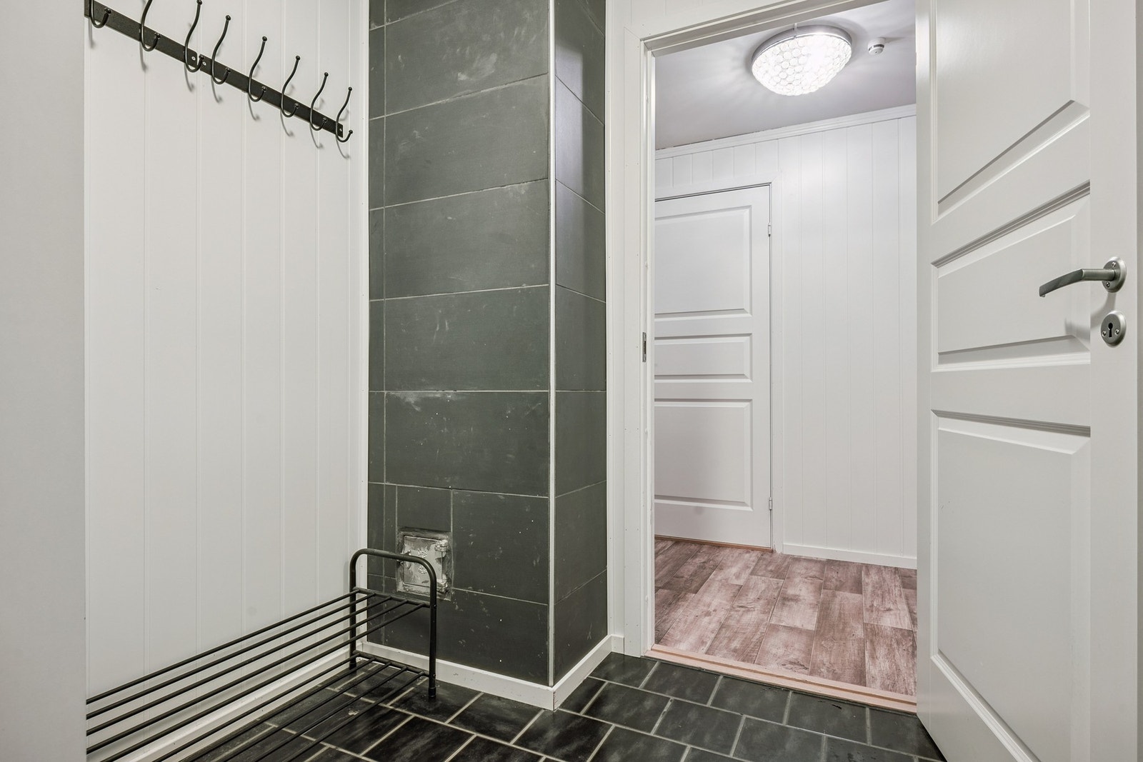 Vindfanget har flislagt gulv med varme Galleribilde