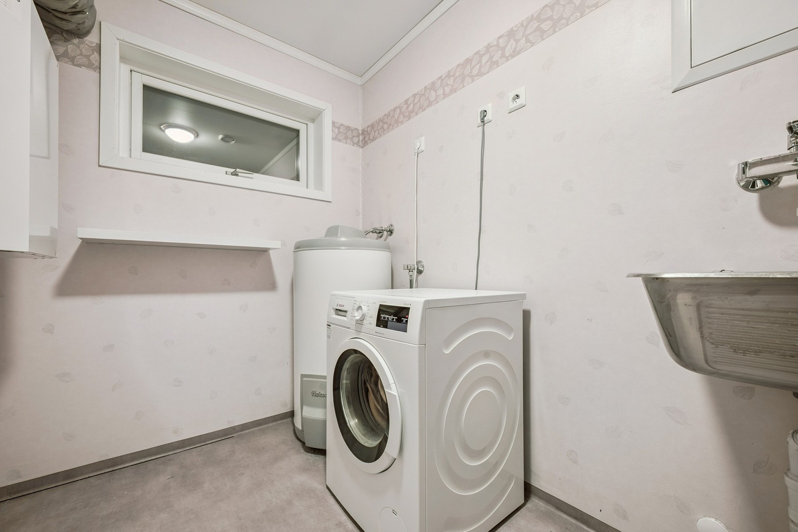 Vegg i vegg med badet finner du vaskerom. Her er det plass for å lage til lagringsmuligheter Galleribilde