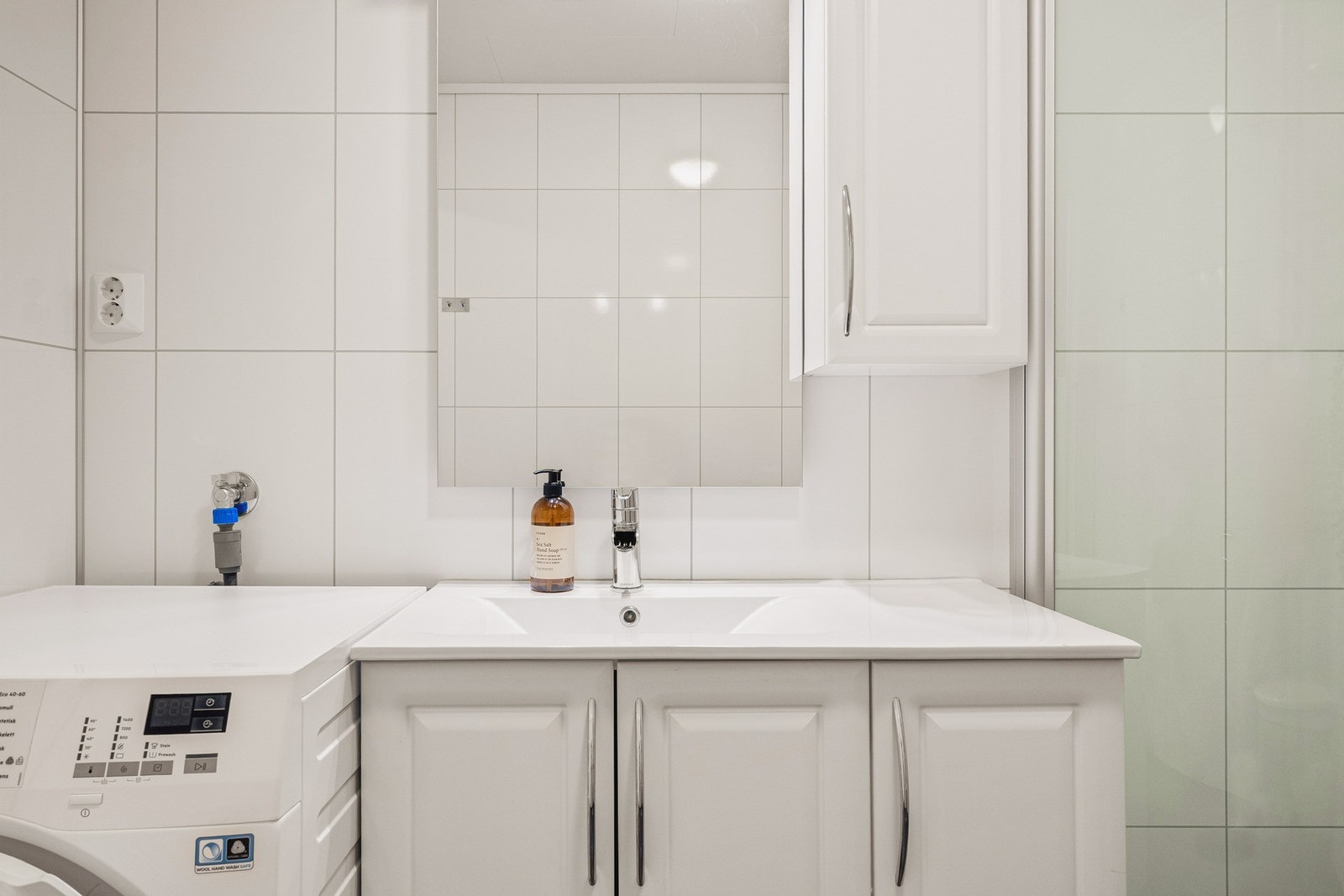 Her er det varmekabler i gulvet, som sikrer en behagelig temperatur og rask tørking. Galleribilde