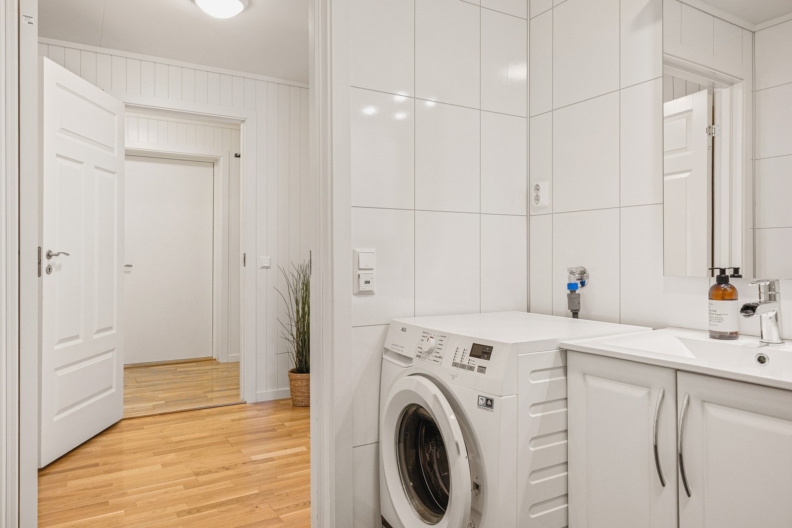 Vaskemaskin kan medfølge handelen om ønskelig. Galleribilde