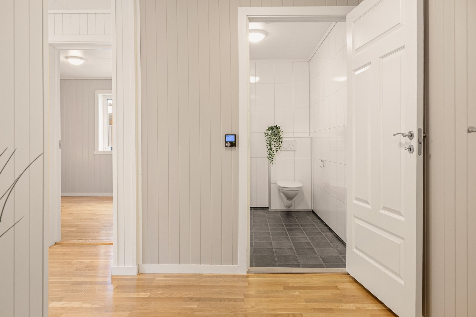 Videre forgrener entreen seg pent inn til de øvrige rommene. Galleribilde