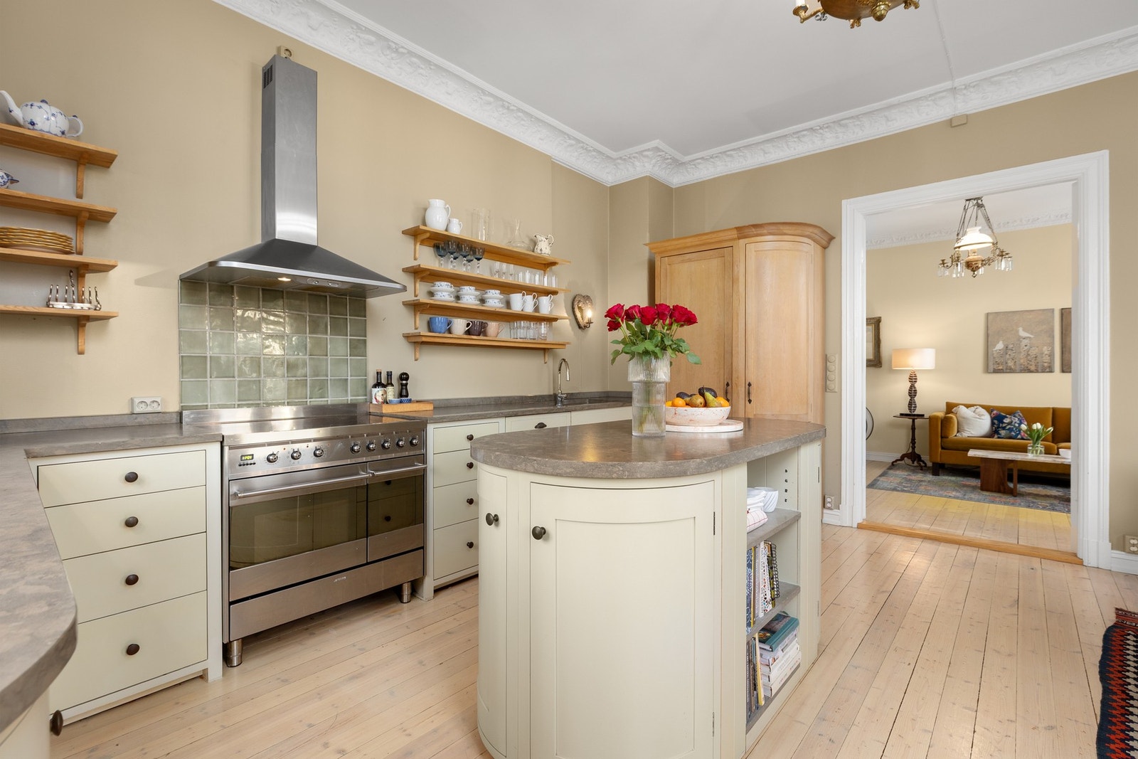 Engelsk kvalitetskjøkken fra Neptune. Massive benkeplater i naturstein Galleribilde