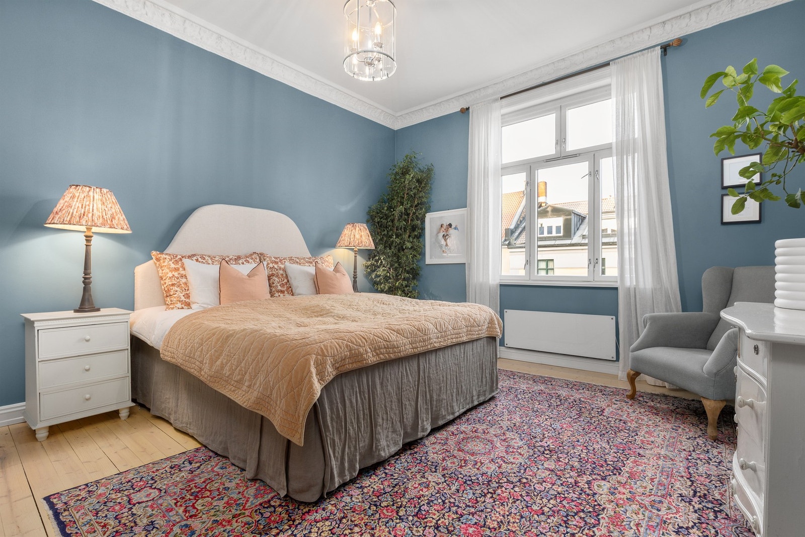 God plass til dobbeltseng og nattbord på hver side Galleribilde