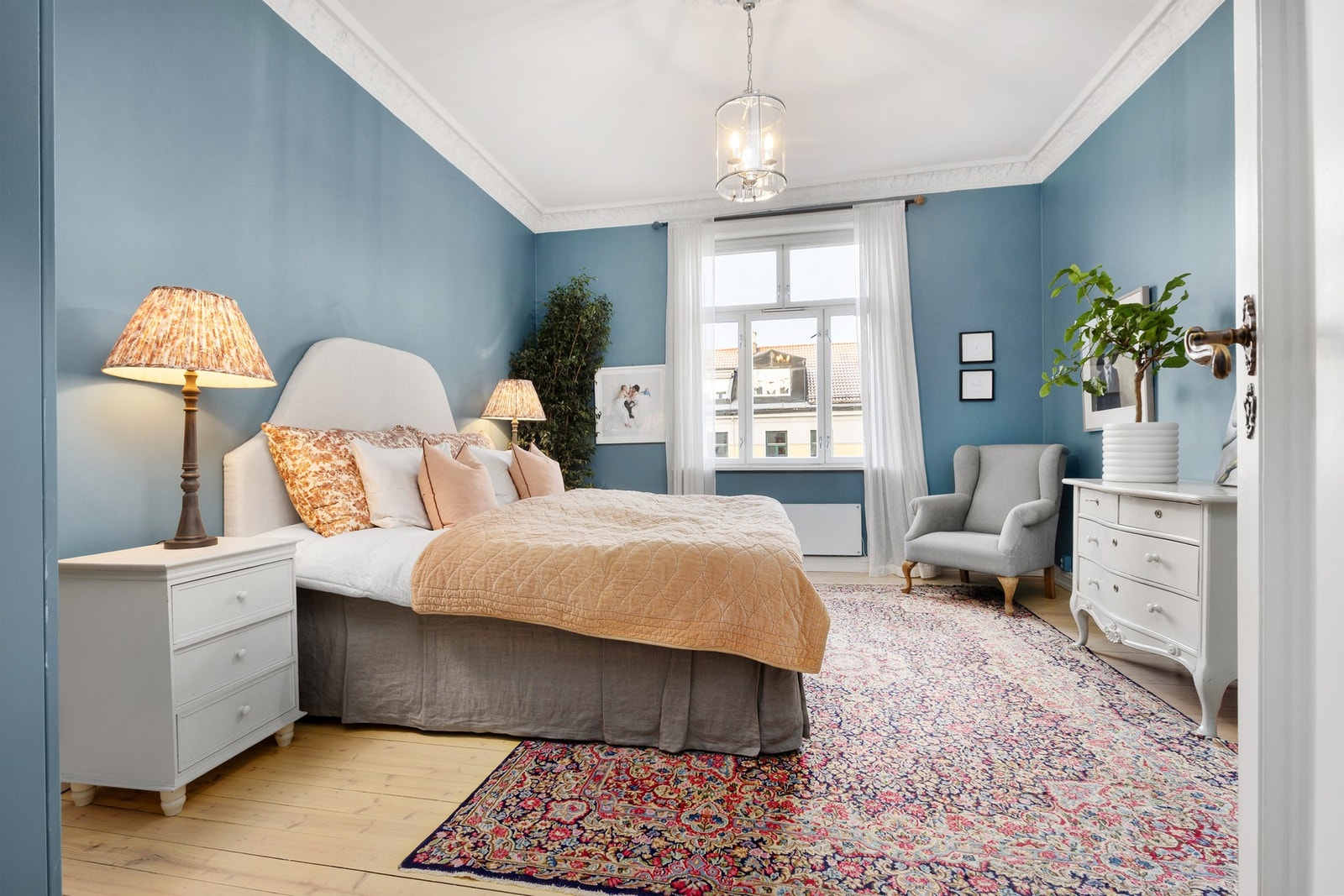 Romslig hovedsoverom med store vindusflater Galleribilde