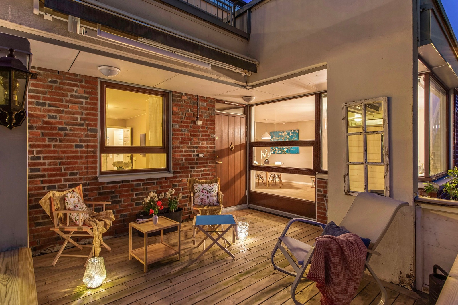 Terrassen oppleves som en forlengelse av stuen på sommerhalvåret med god plass til sittegruppe, grill og beplantning hvor hyggelige sommerdager kan nytes i godt selskap. Galleribilde