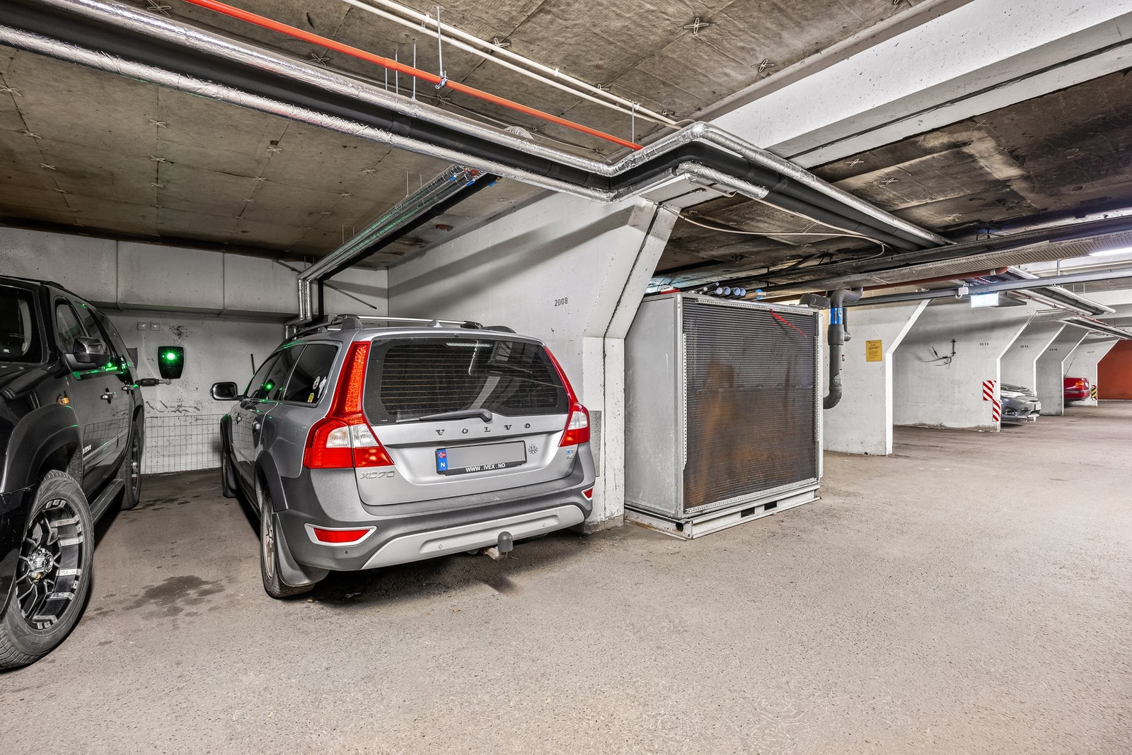 Det medfølger garasjeplass med lader i felles lukket garasjeanlegg. Heisadkomst opp til etasjen. Galleribilde