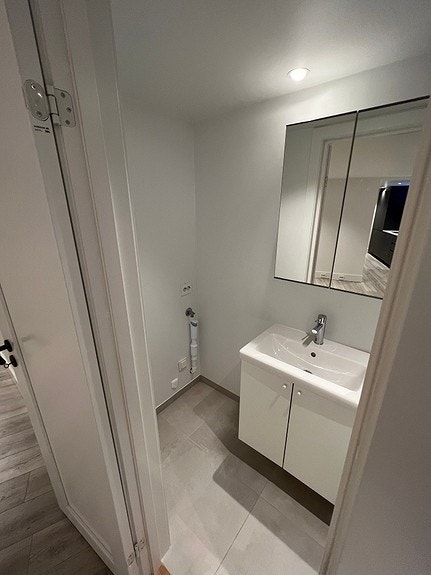 Kombinert vask/tørk er nå installer på badet. Galleribilde