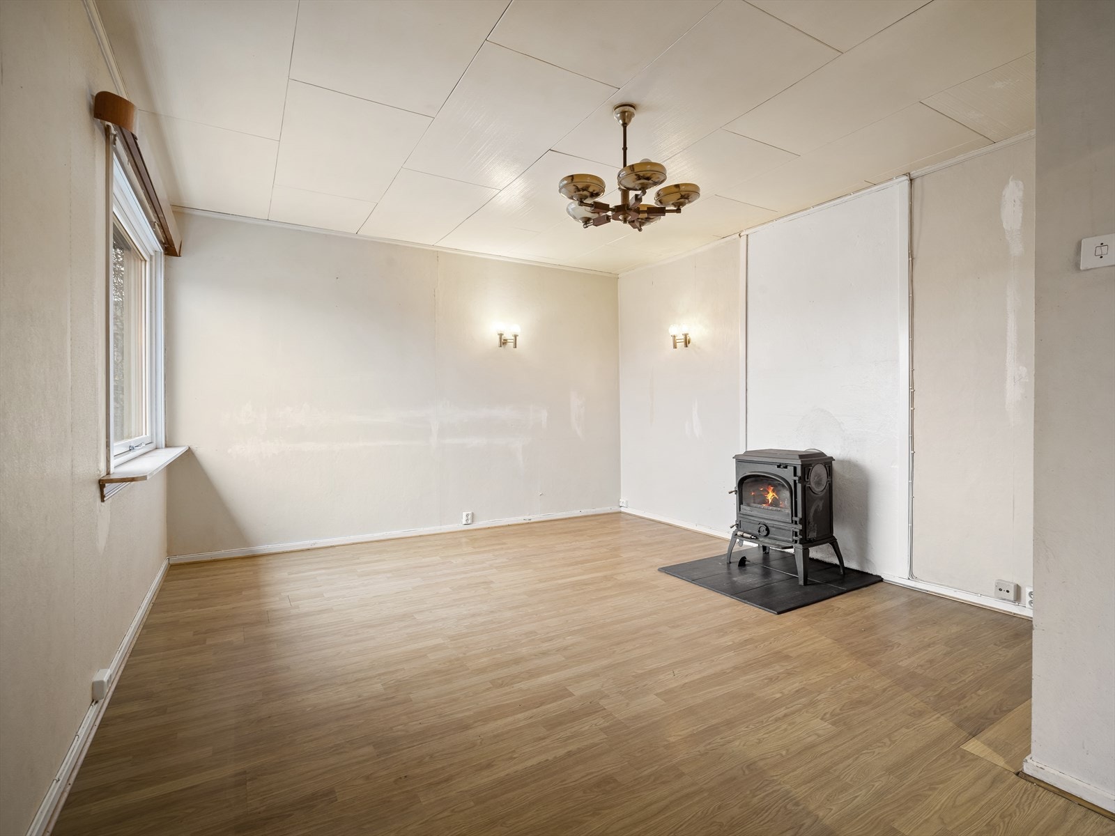 Stuen i andre etasje har også montert vedovn Galleribilde