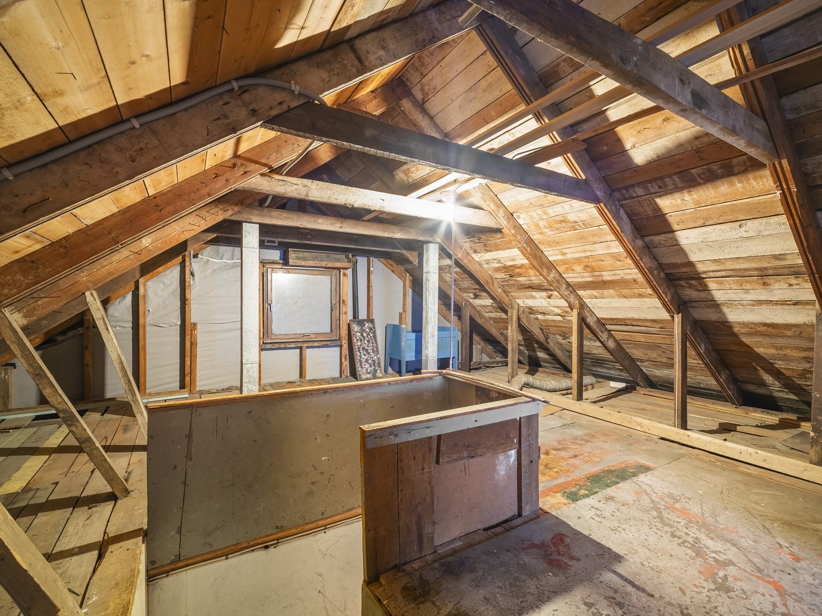 Loftet byr på gode lagringsmuligheter Galleribilde