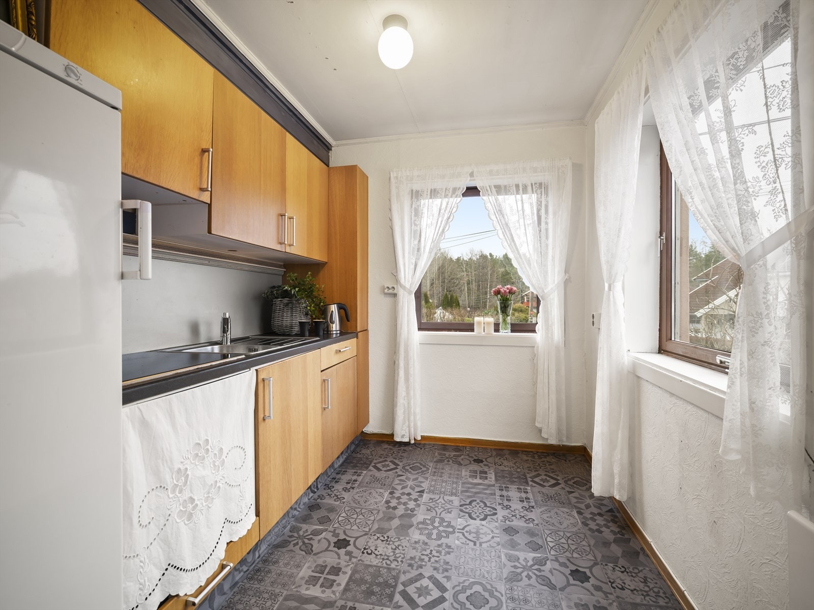 Kjøkkenet har høy alder og behov for renovering. Kjøkkenet har vinylbelegg på gulv og tapetserte vegger Galleribilde