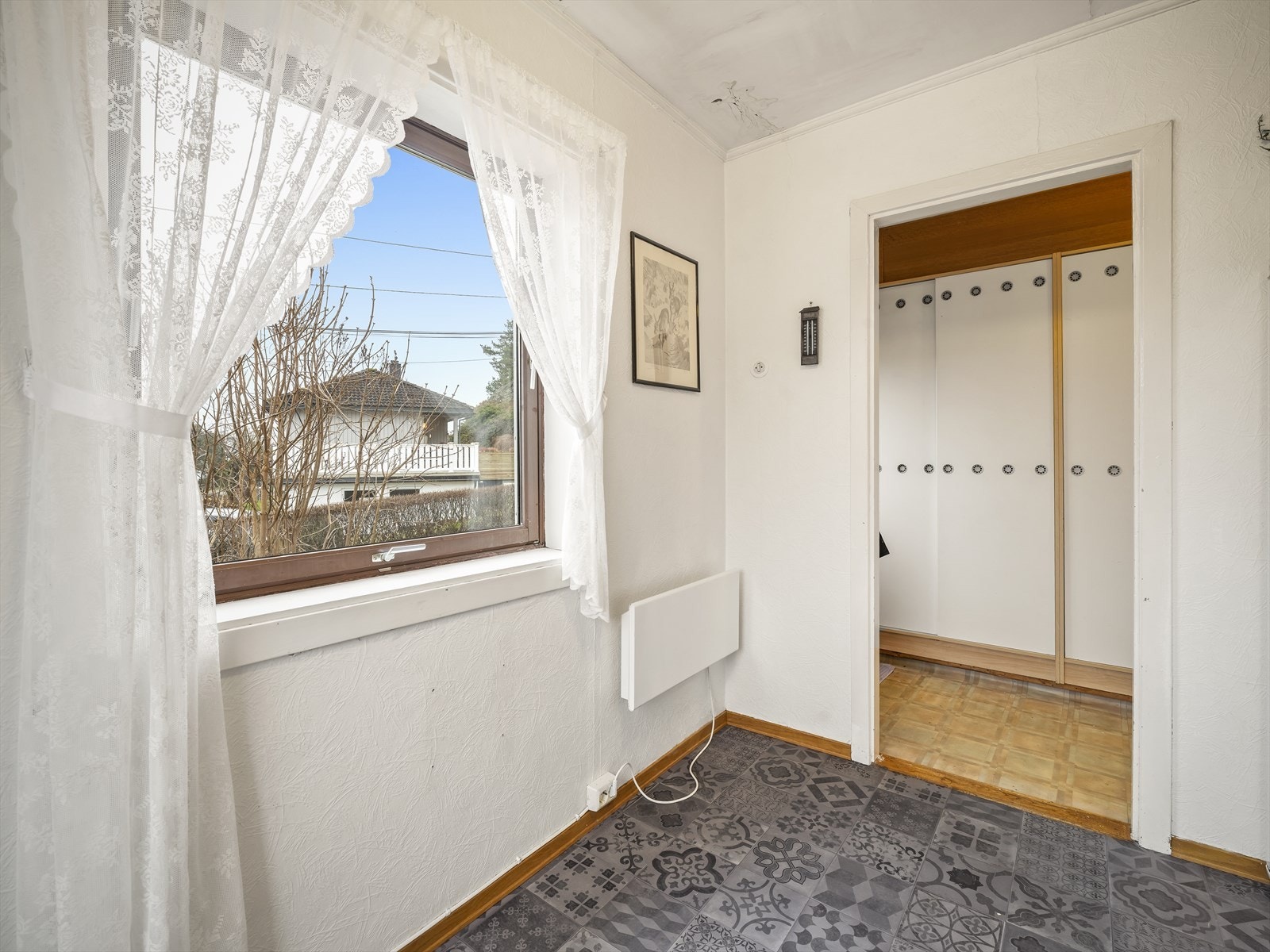 Store vinduer som slipper inn rikelig med naturlig lys Galleribilde