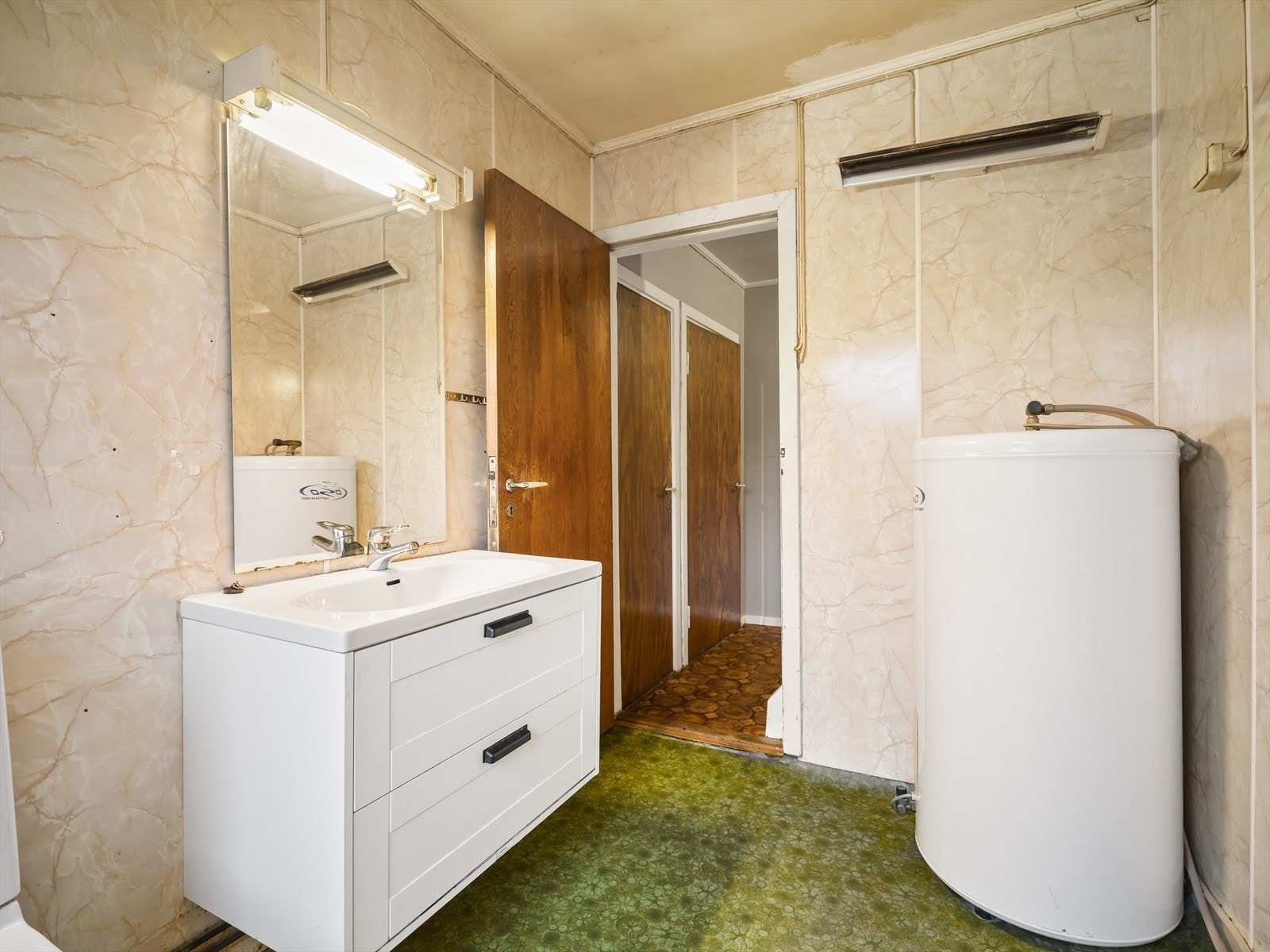 Gulvet er belagt med vinylbelegg, veggene er kledd med
marmorerte baderomsplater Galleribilde