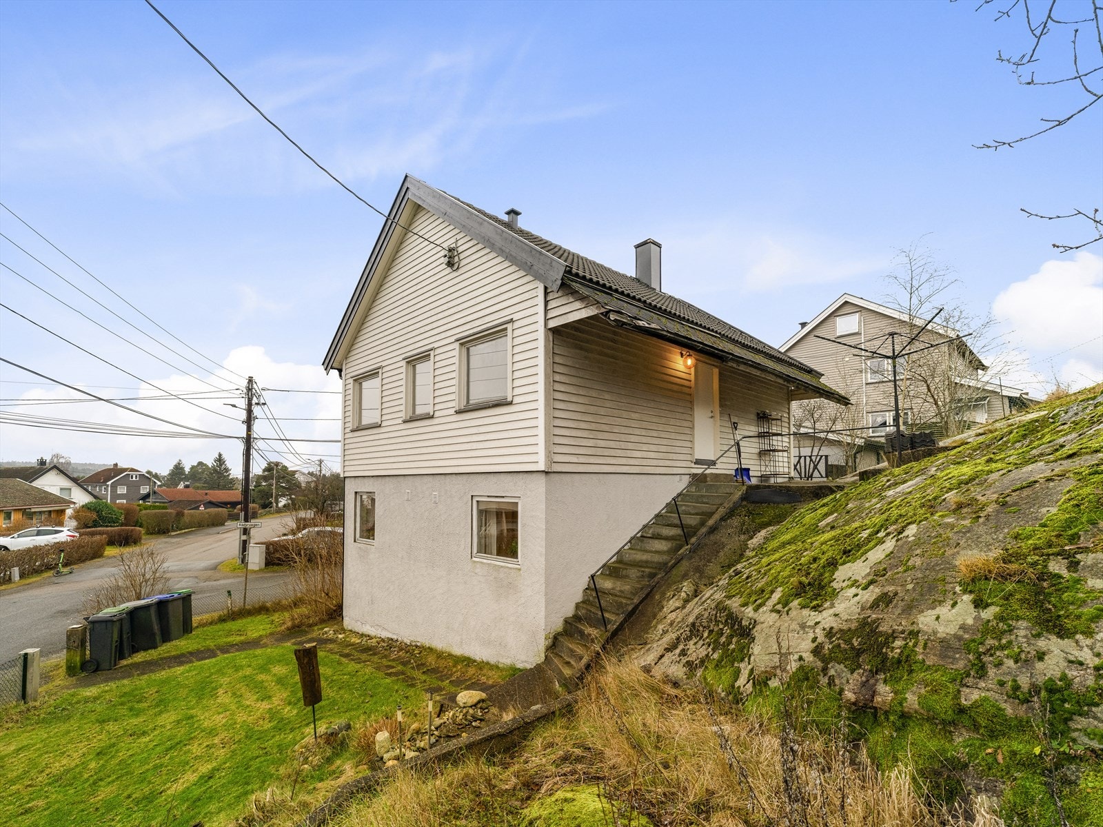 Det er kort vei til dagligvarebutikker, skoler, barnehager og øvrige servicetilbud. Galleribilde