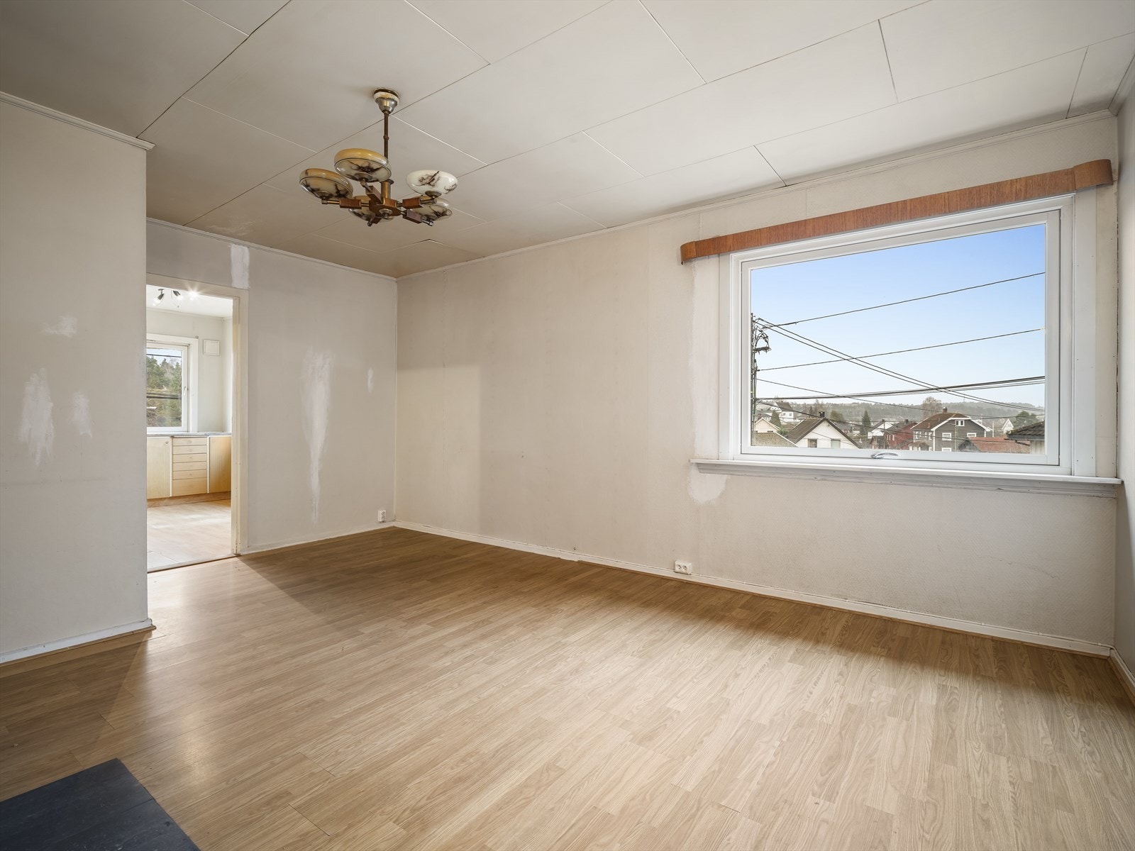 Stuen har laminat på gulvet og tapet på veggene Galleribilde