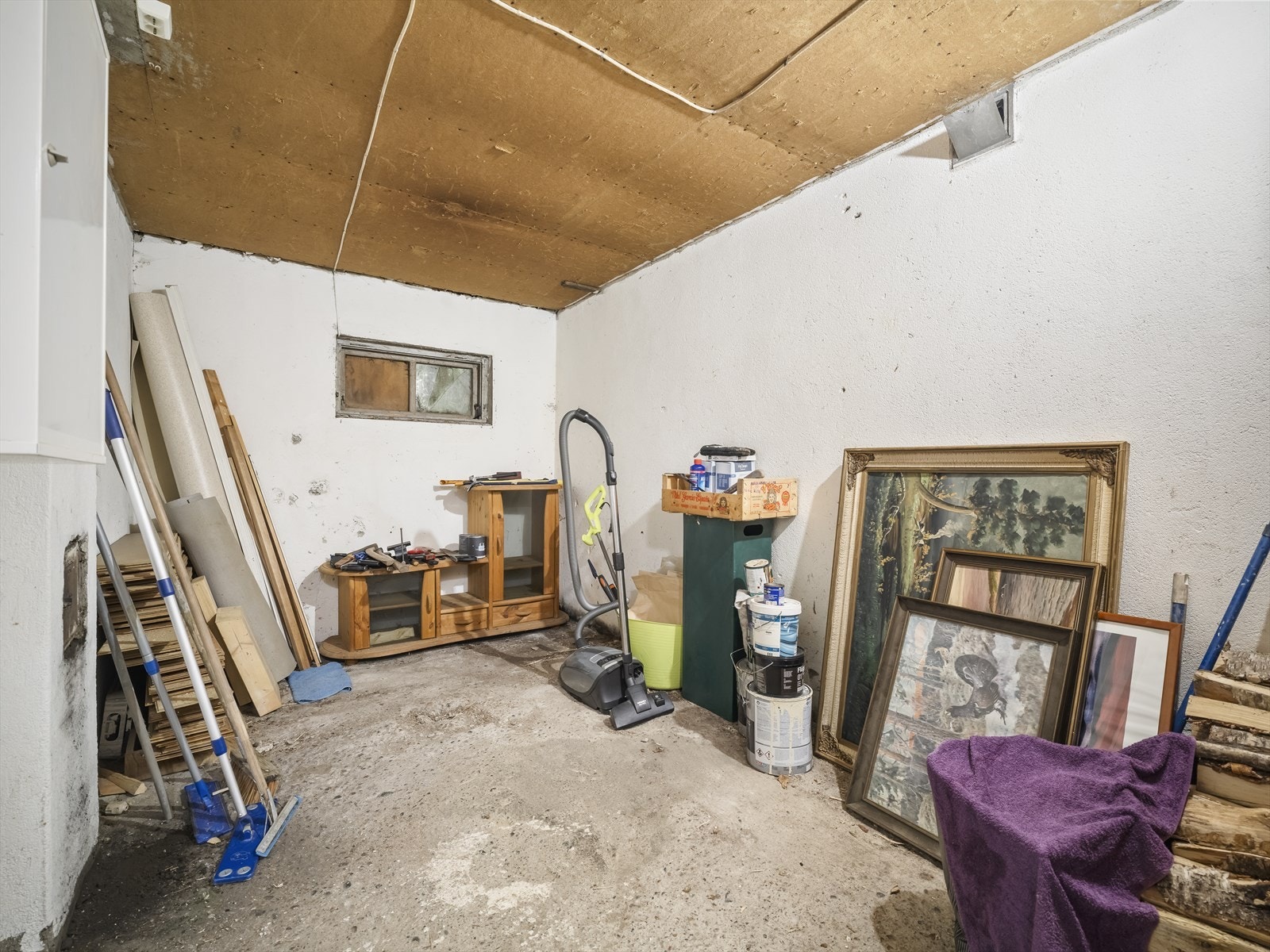 Romslig bod i første etasje hvor det også er trapp mellom etasjene Galleribilde