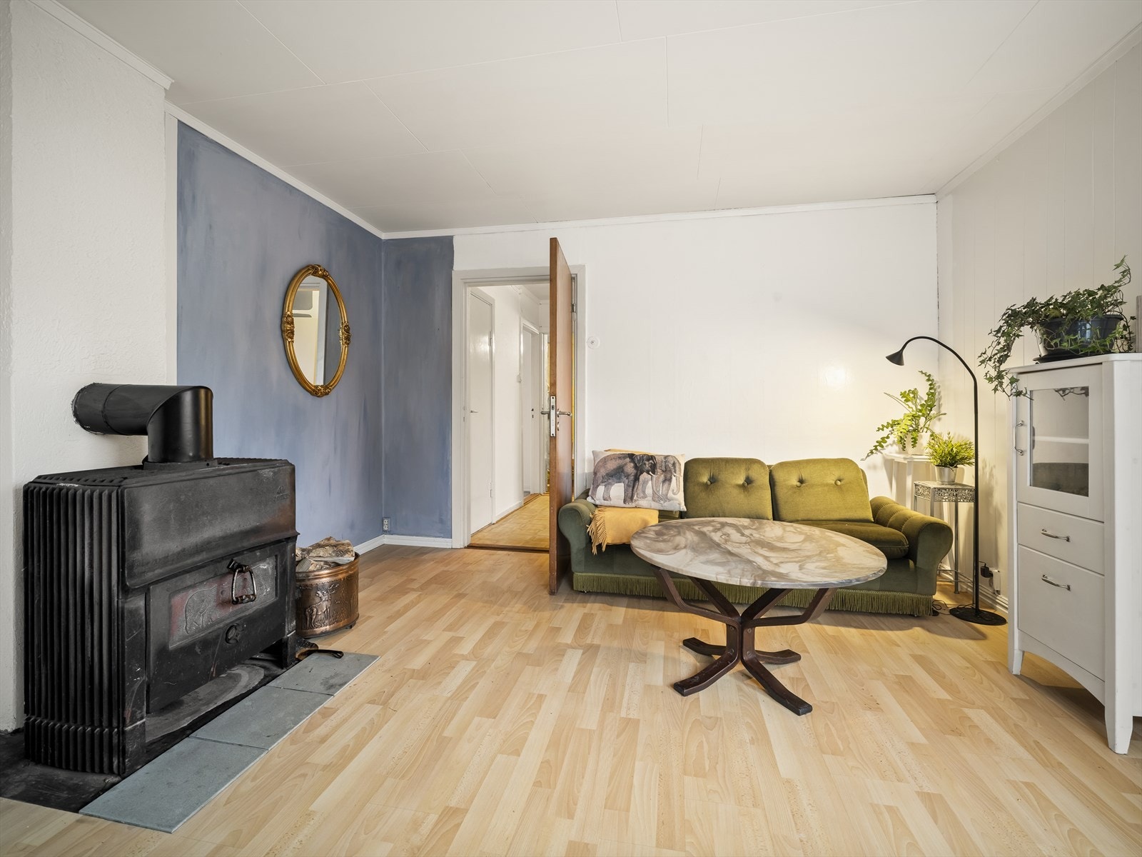 I stuen i første etasje er det montert vedovn. Galleribilde