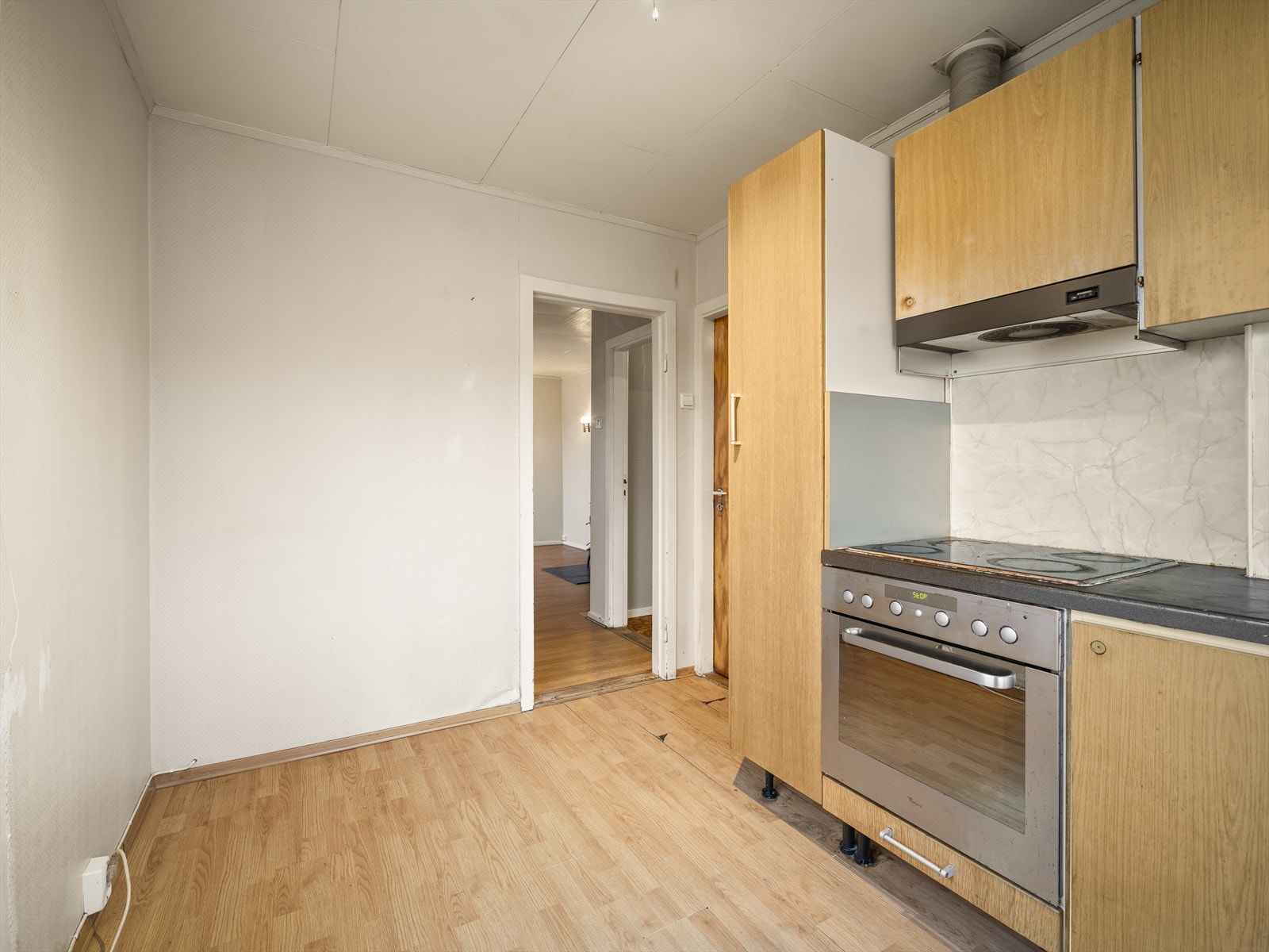 Kjøkkenet har fin plass til spisebord Galleribilde