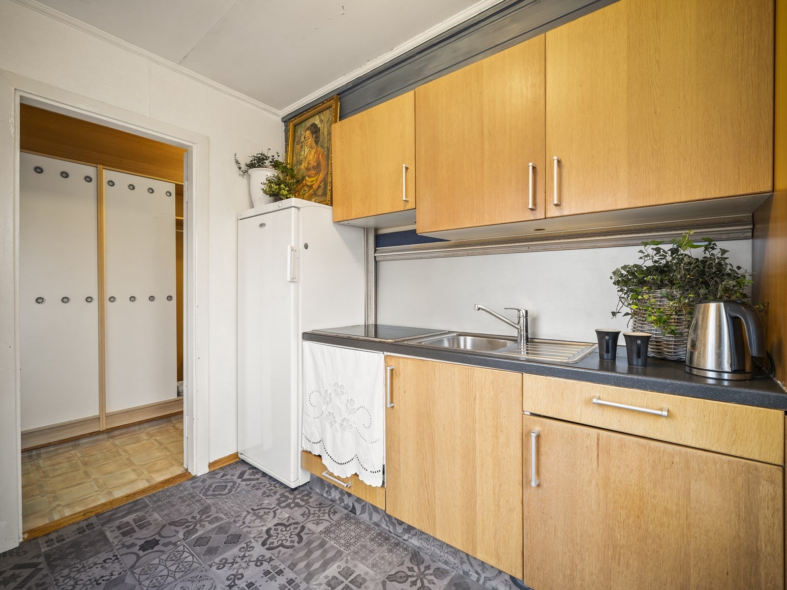 Kjøkkenet er utstyrt med løse hvitevarer og rikelig med skapplass. Galleribilde