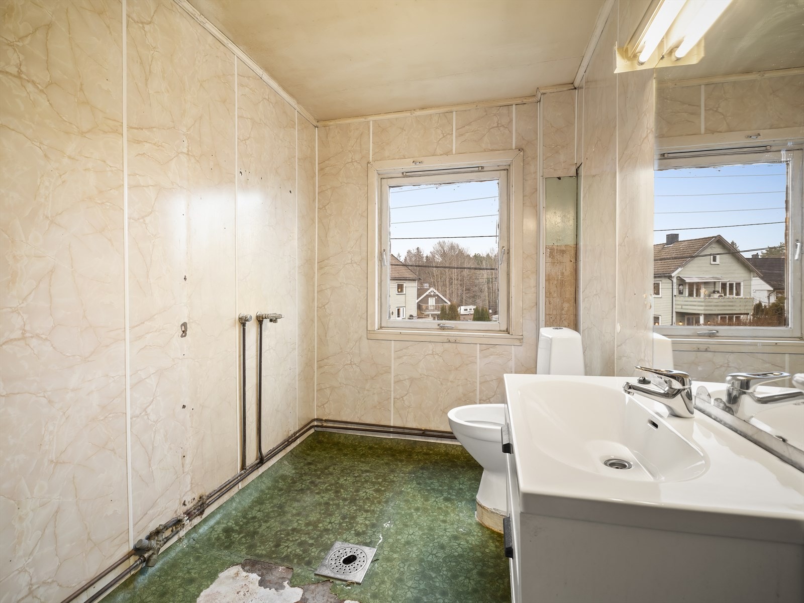 Badet i 2. etasje fremstår som et eldre våtrom med tydelig behov for oppgradering Galleribilde