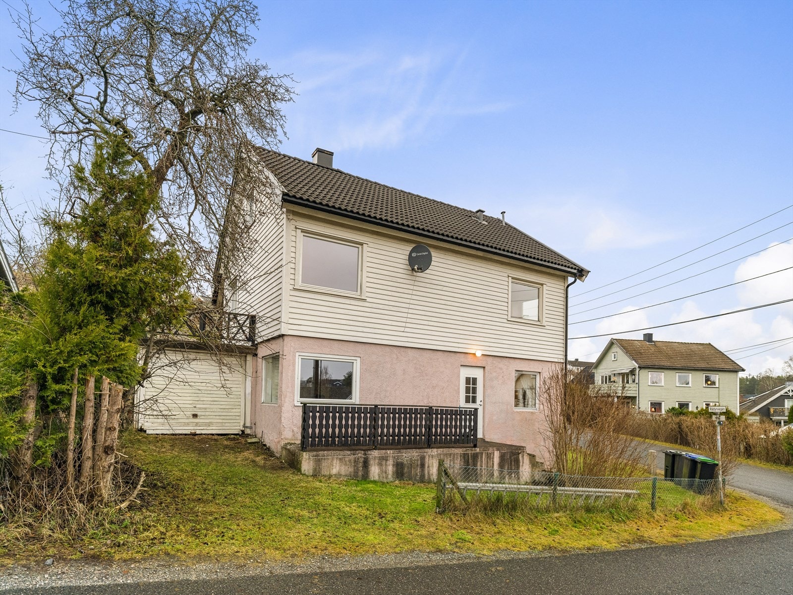 Eiendommen ligger i et veletablert og rolig boligområde i Moss kommune, preget av grønne omgivelser og lite gjennomgangstrafikk. Galleribilde