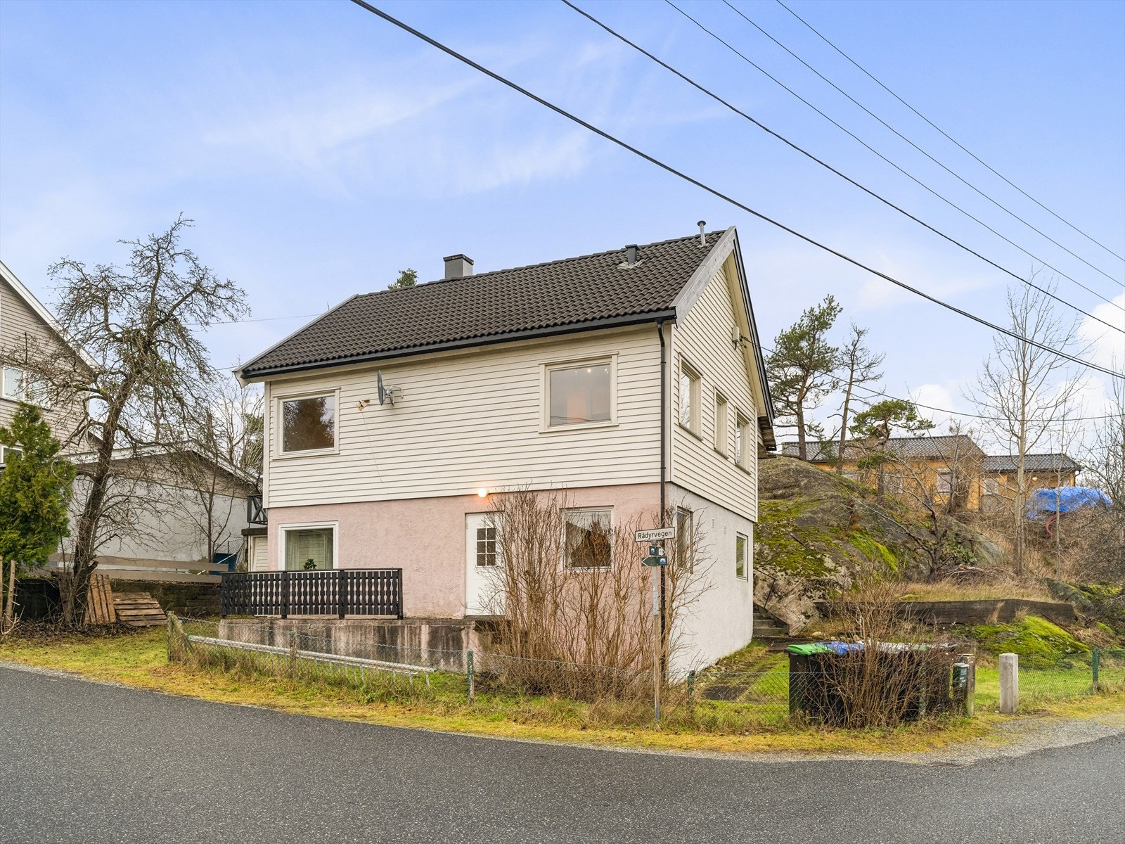 Beliggenheten i en blindvei gir en skjermet og barnevennlig atmosfære, samtidig som det er enkel adkomst til hovedveinett og kollektivtransport. Galleribilde