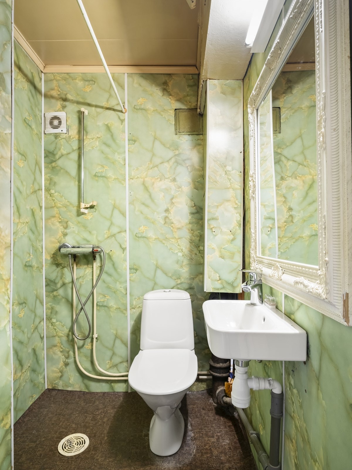 Boligen har to bad, ett i hver etasje. Begge badene har renoveringsbehov Galleribilde