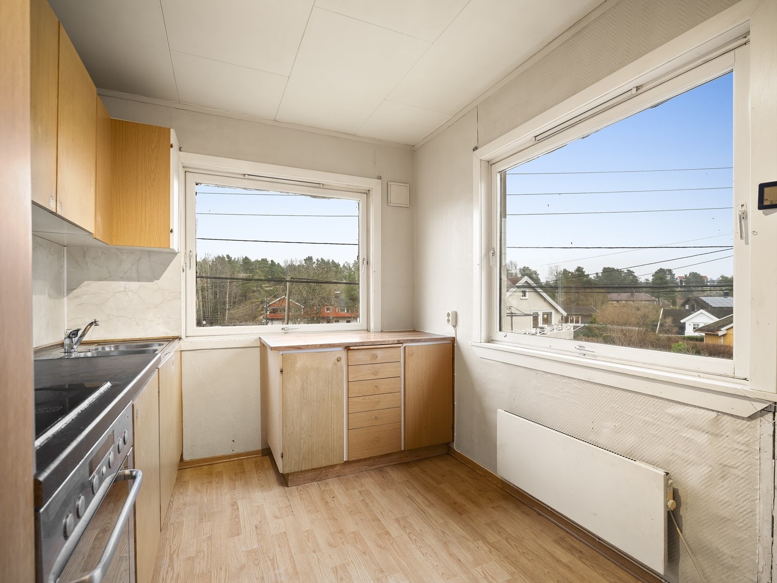 Vinduene på kjøkkenet slipper inn rikelig med dagslys og det er fin utsikt over boligområdet fra vinduene Galleribilde