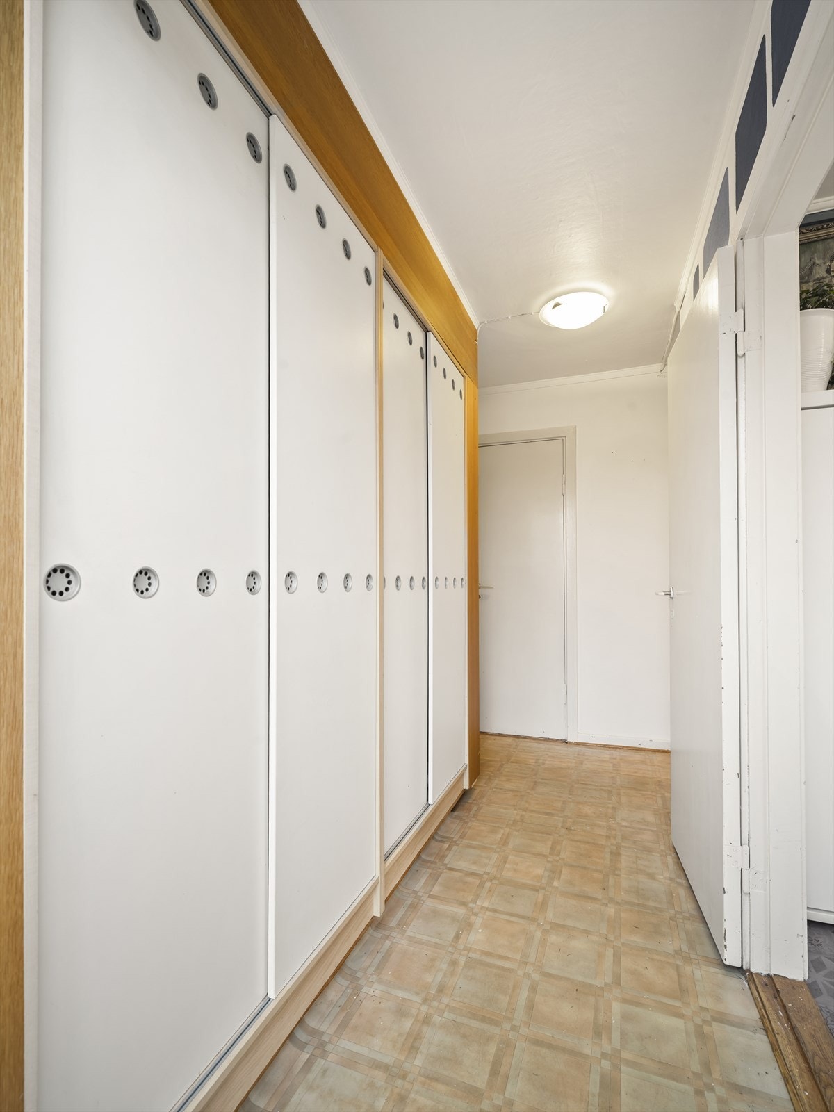 Boligen inneholder entré, stue, kjøkken, bad og soverom i hver etasje, samt boder. Galleribilde