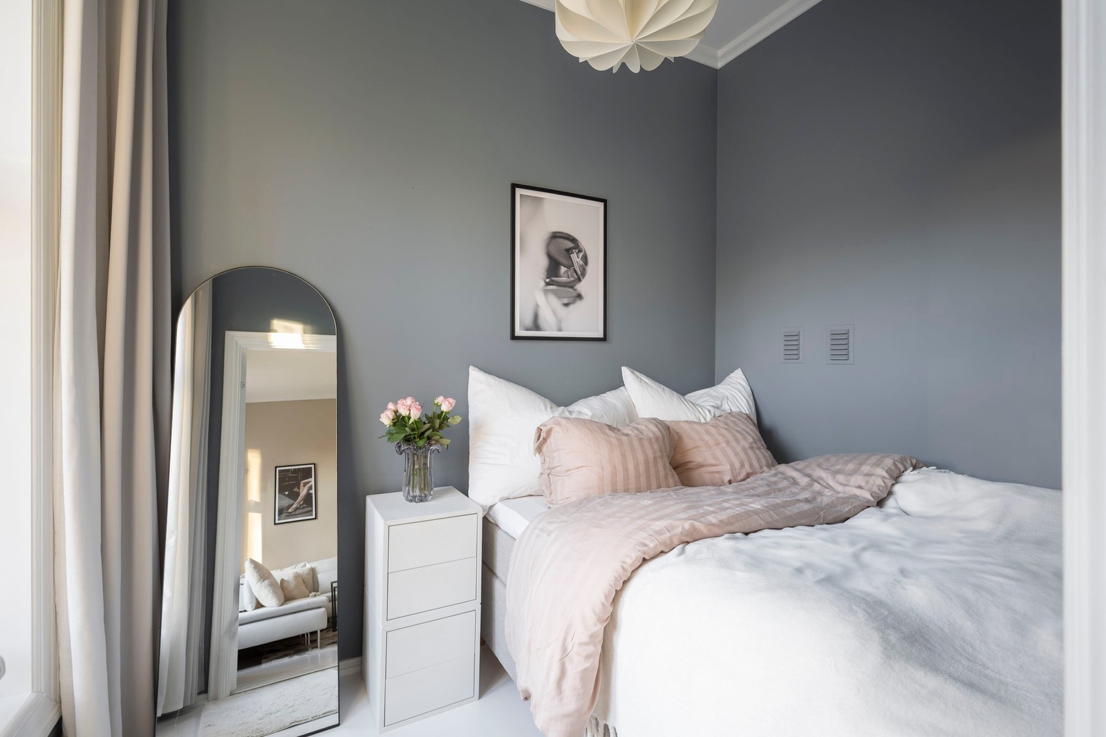 Romslig soverom med plass til både seng og nattbord. Galleribilde