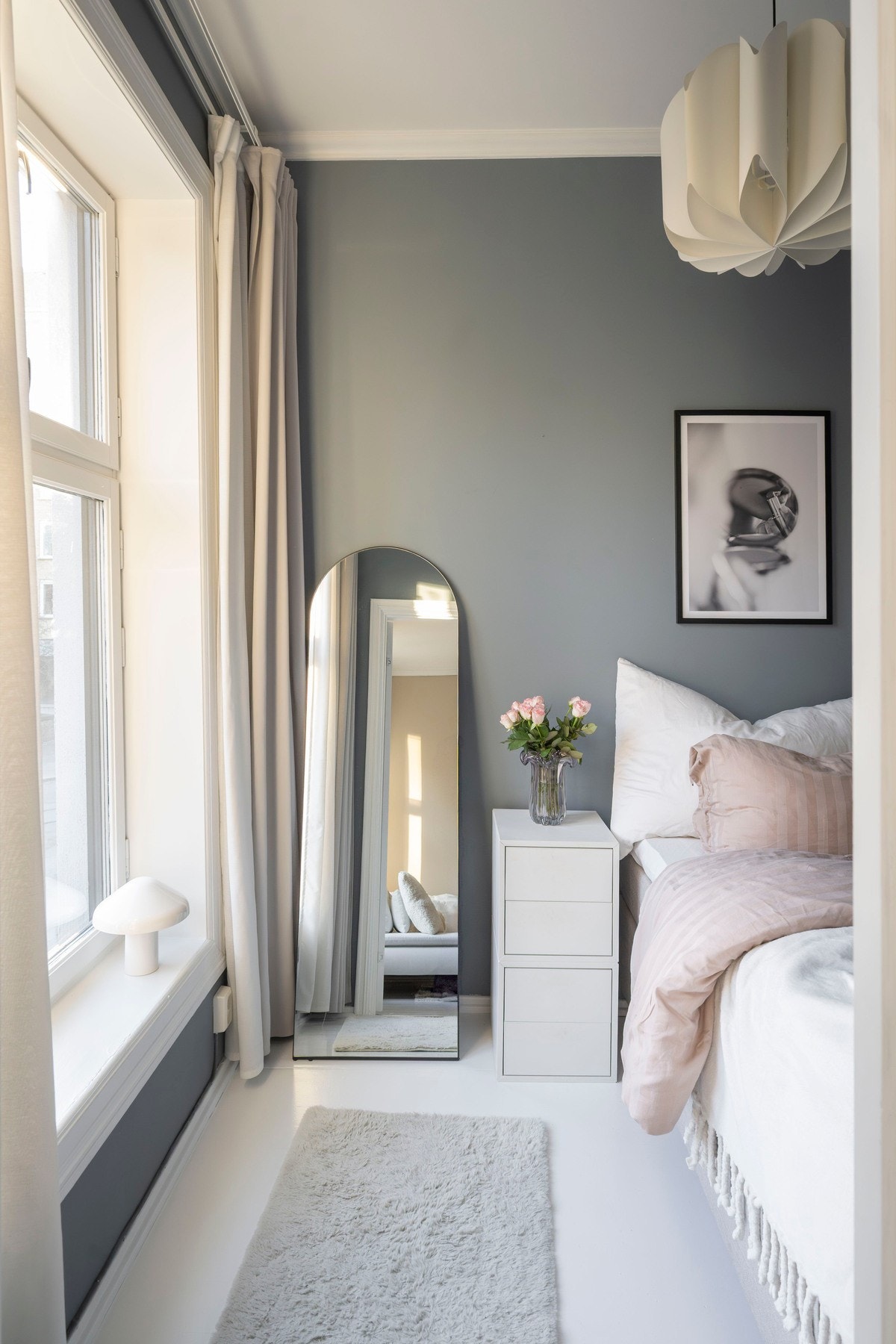 Også på soverommet er det dype vinduskarmer og store vindusflater - perfekt for dekor. Galleribilde