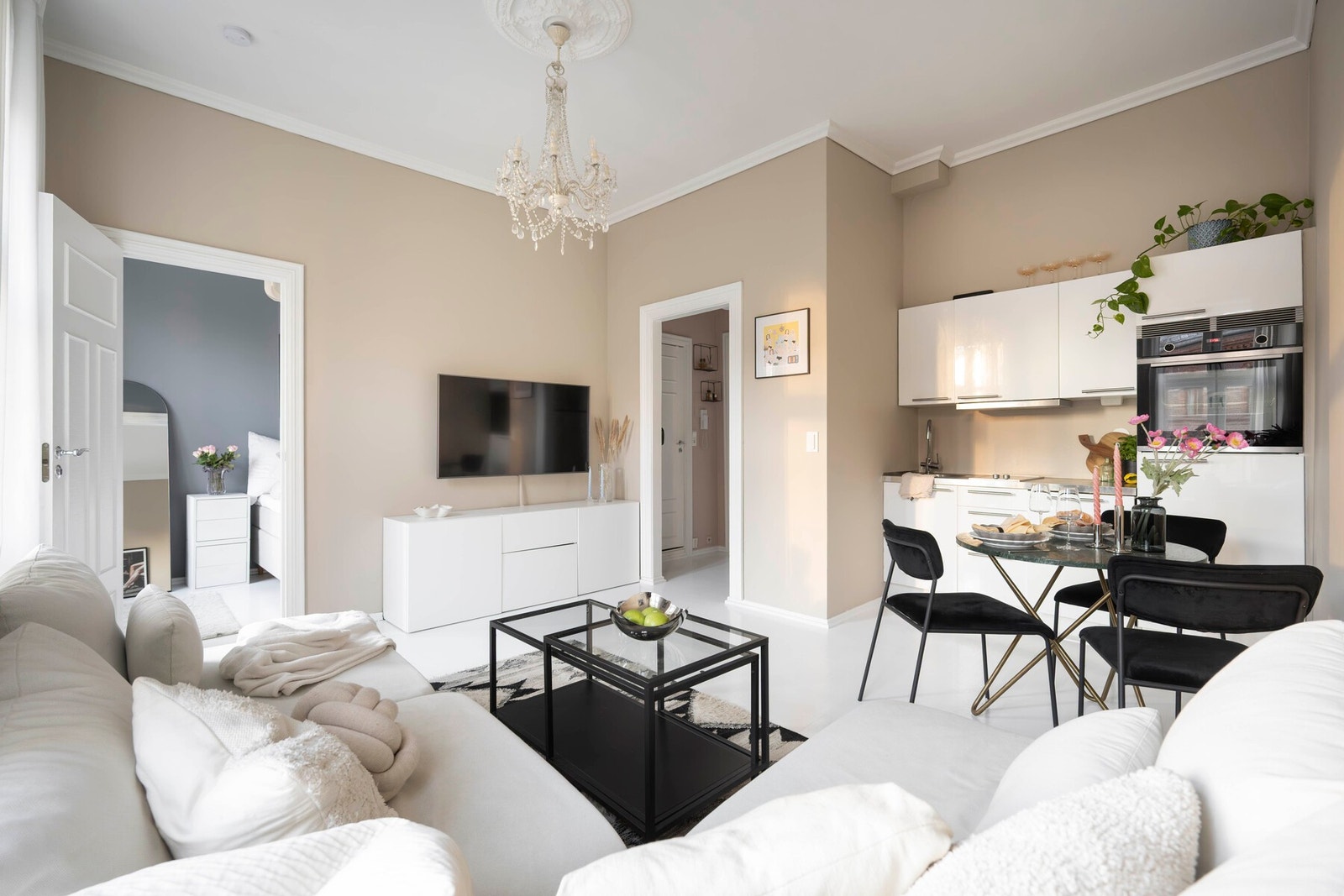 Det er god plass til å innrede med både sofagruppe og spisestue. Galleribilde