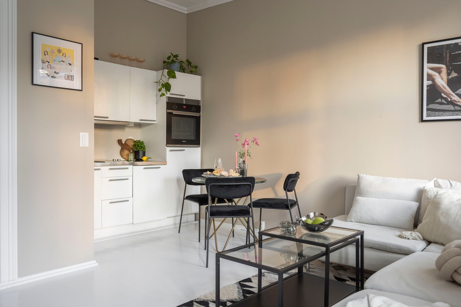 Åpen og sosial løsning. Alle overflater er slette og malt i delikate fargetoner. Galleribilde