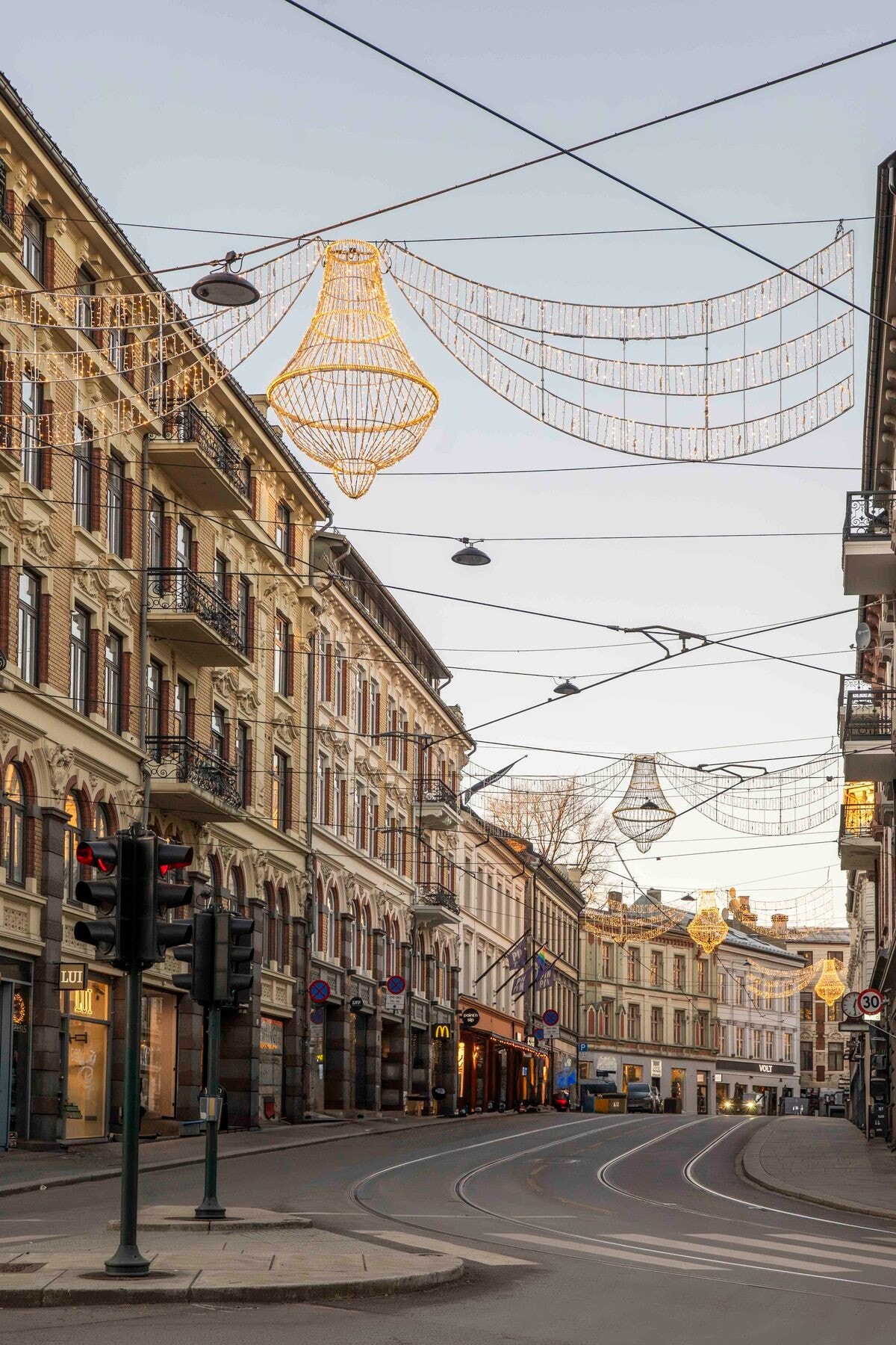 Hegdehaugsveien og Bogstadveien ligger et steinkast bortenfor, med flere spennende butikker, kjente restauranter som Lorry's og golfsimulator/dart på Pinpin. Galleribilde