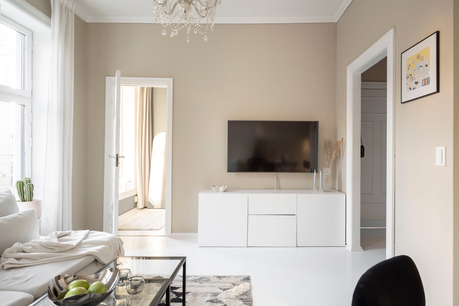 Den gode takhøyden gjør at leiligheten oppleves lys og luftig. Takhøyde, stukkatur og rosett komplementerer det klassiske uttrykket i leiligheten. Galleribilde